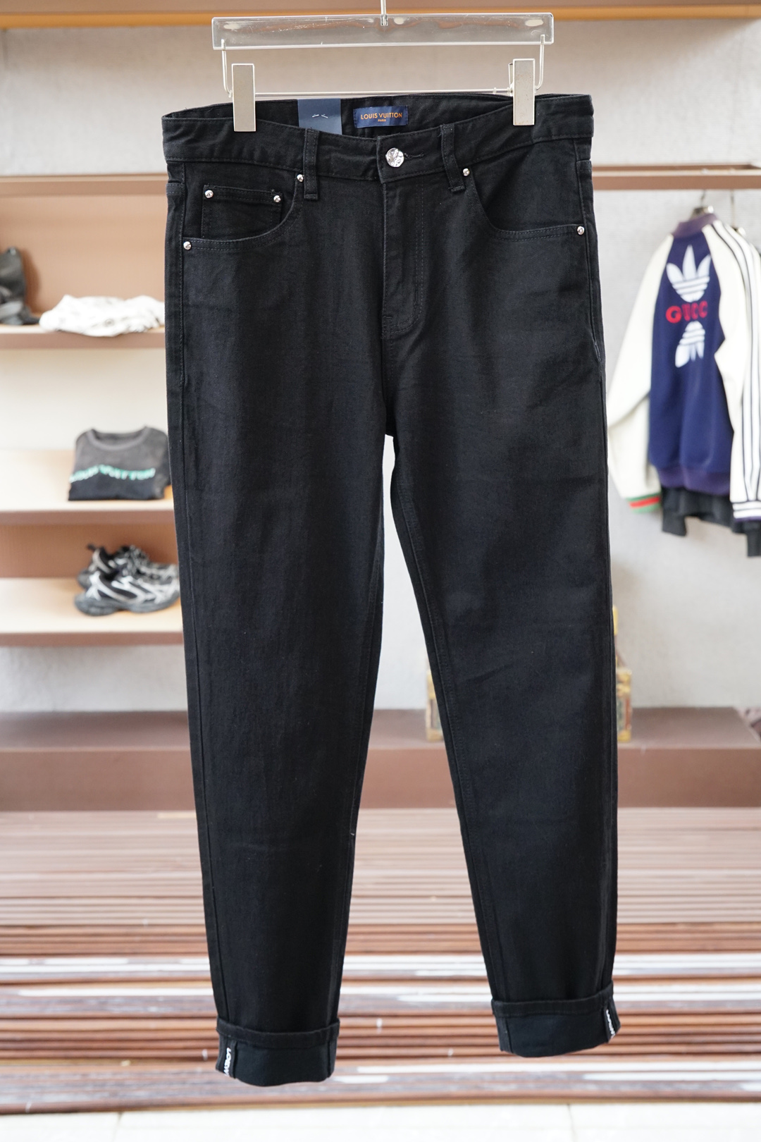 NO:540155,Lv Louis Vuitton - New styles are coming early autumn new styles of casual pants and jeans, high-end custom series. Imported high-density pure cotton Gaza washing process is comfortable, soft and skin-friendly, straight and not easy to wrinkle, simple and clear, super versatile, fashionable and versatile, straight and stylish, a must-have for the wardrobe!  Suitable for any occasion to wear 30-38 pick up the next day, louis vuitton,louis vuitton,jeans,alexander wang19860909Lv 路易威登-新款来袭早秋新款新款休闲裤牛仔裤,高端定制系列.进口高密度纯棉加沙洗工艺舒适柔软亲肤,笔挺不易起皱,简单明了,超级百搭上身效果超级棒时尚百搭,笔挺有型,衣橱必备！适合任何场合穿着 30-38隔天取货无,,louis vuitton,louis vuitton,jeans,alexander wang,Men's clothing