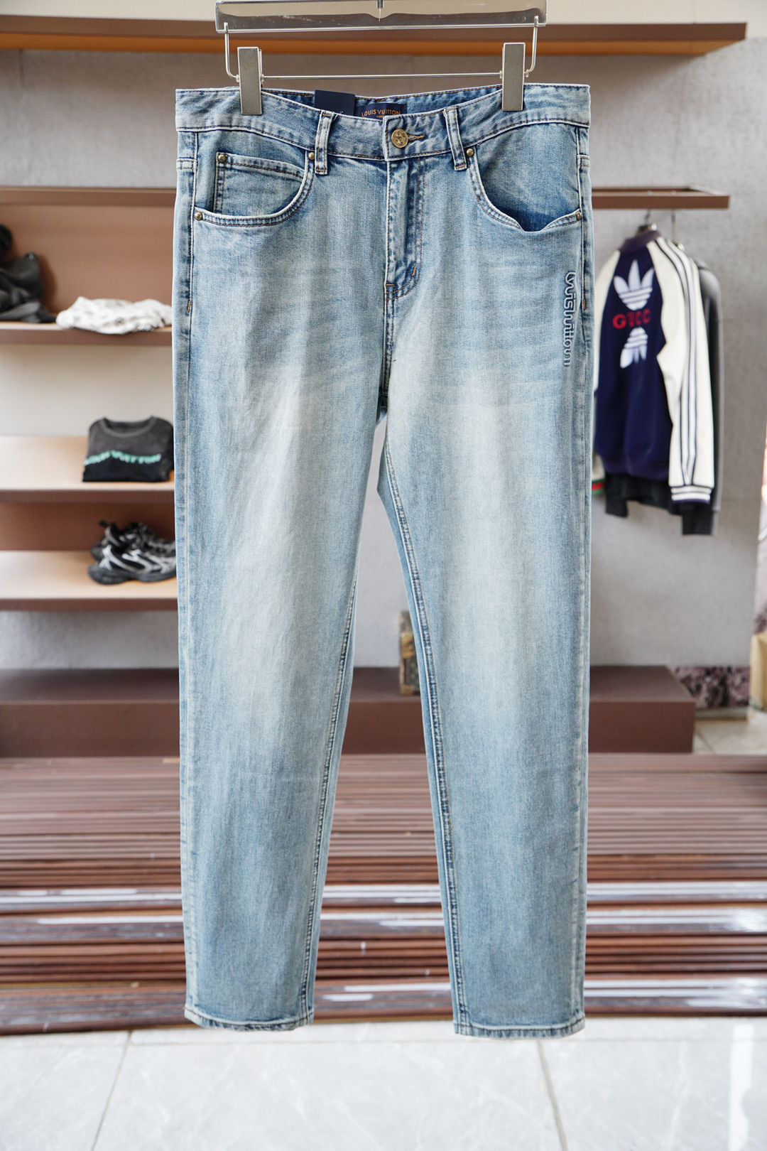 NO:540158,Lv Louis Vuitton/New style is coming early autumn new style casual pants jeans, high-end custom series. Imported high-density pure cotton Gaza washing process is comfortable, soft and skin-friendly, straight and not easy to wrinkle, simple and clear, super versatile, super fashionable and versatile, straight and stylish, a must-have for the wardrobe!  Suitable for any occasion to wear 30-38 pick up the next day, louis vuitton,louis vuitton,jeans,alexander wang19860909Lv 路易威登/新款来袭早秋新款新款休闲裤牛仔裤,高端定制系列.进口高密度纯棉加沙洗工艺舒适柔软亲肤,笔挺不易起皱,简单明了,超级百搭上身效果超级棒时尚百搭,笔挺有型,衣橱必备！适合任何场合穿着 30-38隔天取货无,,louis vuitton,louis vuitton,jeans,alexander wang,Men's clothing