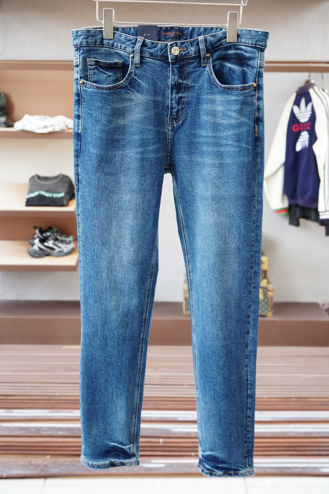 NO:540161,Lv Louis Vuitton - New styles are coming early autumn new styles of casual pants and jeans, high-end custom series. Imported high-density pure cotton Gaza washing process is comfortable, soft and skin-friendly, straight and not easy to wrinkle, simple and clear, super versatile, fashionable and versatile, straight and stylish, a must-have for the wardrobe!  Suitable for any occasion to wear 30-38 pick up the next day, louis vuitton,louis vuitton,jeans,alexander wang19860909Lv 路易威登-新款来袭早秋新款新款休闲裤牛仔裤,高端定制系列.进口高密度纯棉加沙洗工艺舒适柔软亲肤,笔挺不易起皱,简单明了,超级百搭上身效果超级棒时尚百搭,笔挺有型,衣橱必备！适合任何场合穿着 30-38隔天取货无,,louis vuitton,louis vuitton,jeans,alexander wang,Men's clothing