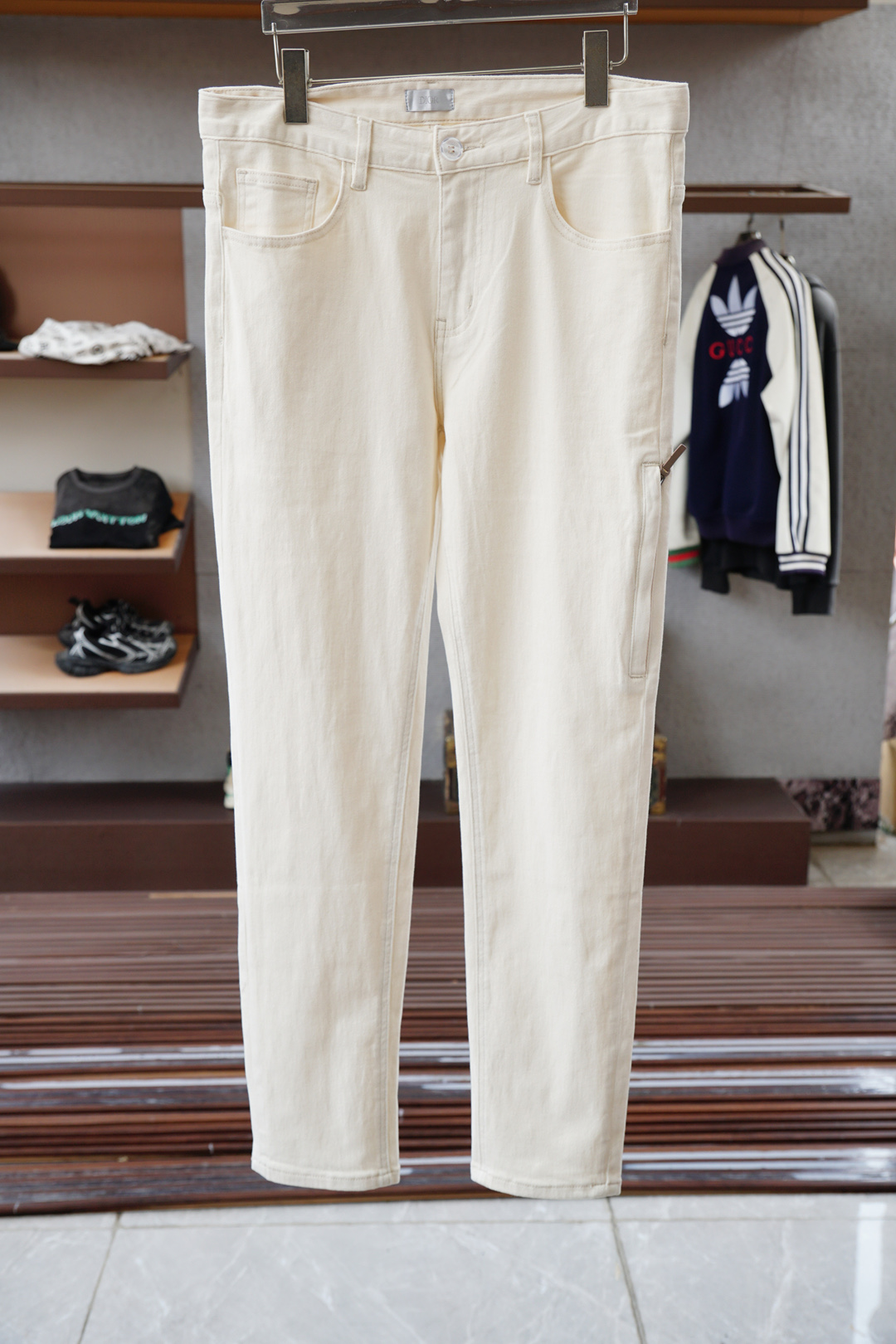 NO:540135,Dior - New style is coming early autumn new style of casual pants and jeans, high-end custom series. Imported high-density pure cotton Gaza washing process is comfortable, soft and skin-friendly, straight and not easy to wrinkle, simple and clear, super versatile, fashionable and versatile, straight and stylish, must-have in the wardrobe!  Suitable for any occasion to wear 30-38 pick up the next day, Dior, Dior, Jeans, Alexander wang19860909Dior迪奥-新款来袭早秋新款新款休闲裤牛仔裤,高端定制系列.进口高密度纯棉加沙洗工艺舒适柔软亲肤,笔挺不易起皱,简单明了,超级百搭上身效果超级棒时尚百搭,笔挺有型,衣橱必备！适合任何场合穿着 30-38隔天取货无,,dior,dior,jeans,alexander wang,Men's clothing