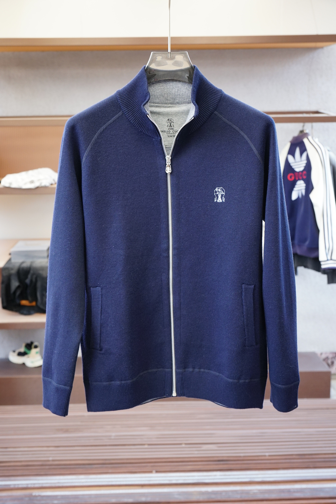 NO:540112,BC, 2025, men's high-end lapel combed wool hooded thickened jacket Shanghai Trading Company channel goods, three high-end tasting limited series, treasure-grade products, exclusive sale!  It is the top luxury brand in Italy, focusing on cashmere and wool products, with low-key and luxurious design, focusing on fabrics and craftsmanship. This dress adheres to the brand's concept of excellence, and combines high-end and beautiful appearance throughout the body. The two complement each other. The chest logo grabs the brand's LOGO pattern as inspiration, adds hand-embroidery design, and shows more luxurious performance, giving people a high-end temperament tone. The collar and cuffs contrast color strips are unique and unique, and it refreshes the traditional POLO visual aesthetic style. Easily control any important occasion and daily activities. The fabric material is the best choice for ultra-fine cotton wool, and the summer lightness of tentacles is warm and light]  The rare wool of facial yarn is selected. The fiber diameter is less than 19 microns. It is gentle and sticks to the skin like a cloud, and has excellent breathability. The bottom yarn is made of cotton thread as the inner layer, making it more comfortable to wear without tying the skin, and is not stuffy in hot summer. - The delicate touch is treated with special washing process. The wool surface has a natural micro-velvet texture, and the skin-friendly property is comparable to cashmere, but it has stronger wrinkle resistance and durability. - Environmentally friendly dyeing uses traditional Italian dyeing technology, with a full and soft color, excellent sun fastness, and a long-lasting experience. This model has three colors to choose from, suitable for wearing in various specific occasions. The color matching is light and versatile, and it is both business and casual. The upper body is elegant and has a strong sense of temperament, which is a dual experience of 'quality' and 'beauty'!  Excellent choice for working and daily life in the closet size M-3XL, Jackets & coats, Hats, Alexander wang19860909BC,2025,男士高端翻领精梳羊毛连帽加厚外套上海贸易公司渠道货,三高端品鉴限量系列,宝藏级臻品,独家发售！是意大利顶级奢侈品牌,主打羊绒和羊毛制品,设计低调奢华,注重面料和工艺.此款衣服,秉承了品牌精益求精的理念,通体轮廓融合高级与颜值,二者相得益彰,胸口标识抓取品牌LOGO图案为灵感,增添手工刺绣设计,更显奢华性能所在,给人一种高级的气质腔调,领边与袖口边撞色条,独出心裁,别具匠心,刷新了传统POLO视觉审美画风.轻松驾驭任何重要场合与日常活动. 面料材质臻选超细棉羊毛,触手生温的夏日轻盈】  面部纱线珍稀羊毛精选意大利超细美利奴羊毛,纤维直径低于19微米,如云朵般轻柔贴肤,透气性极佳,底层纱线运用棉线做里层,让穿着更舒适不扎皮肤,炎夏穿着亦不闷热.  - 细腻触感经特殊水洗工艺处理,羊毛表面呈现天然微绒质感,亲肤性堪比羊绒,却兼具更强的抗皱性与耐用性.  - 环保染色采用意大利传统染色技术,色泽饱满柔和,日光牢度卓越,历久弥新.  此款共有三个色可以选择,适合各种特定场合穿着, 配色轻熟百搭,商务休闲皆可,上身儒雅气质感极强,是“质”与“美”的双重体验！衣橱中工作与日常的绝佳选择尺码M-3XL,,jackets & coats,hats,alexander wang,Men's clothing