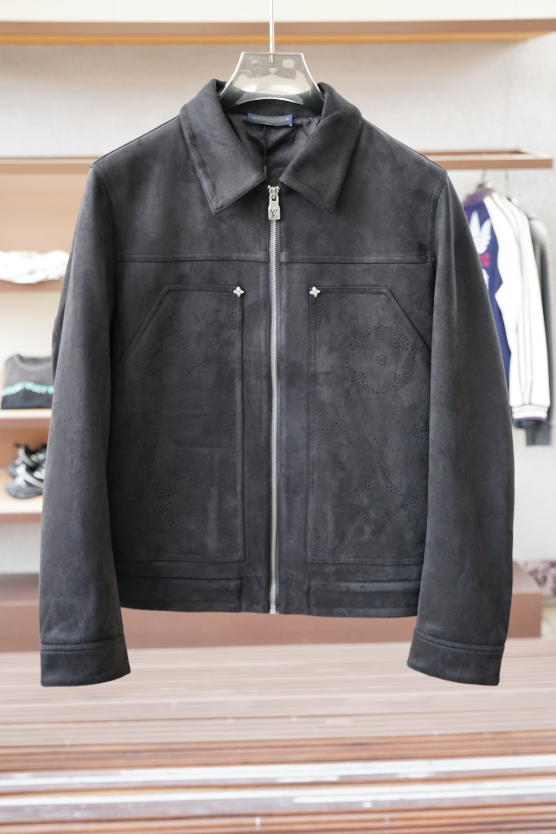 NO:541023,LV Louis Vuitton-2025FW new product is on the market. High-quality trendy vane 16855MQM382935008 Selected customized high-end outdoor quality cotton jackets. Fine needle movement. Cutting and fitting the ergonomic design concept makes the upper body look good. The design adds a trendy demeanor. It is versatile and more personalized. Quality control texture and details are analogous to the first-tier brand factories. Worth buying (L family series) S--3XL,,louis vuitton,louis vuitton,louis vuitton,jackets & coats,alexander wang19860909LV路易威登-2025FW新品火爆上市啦 高品质量潮流风向标 16855MQM382935008 精选定制高端户外品质面料棉夹克 精细针法走位 剪裁贴合人体工学设计理念让成衣上身版型效果好 设计增添了潮流风度 百搭的同时更具个性 品控质感细节类比超一线品牌工厂 值得入手（L家系列） 码数S--3XL,,louis vuitton,louis vuitton,louis vuitton,jackets & coats,alexander wang,Men's clothing