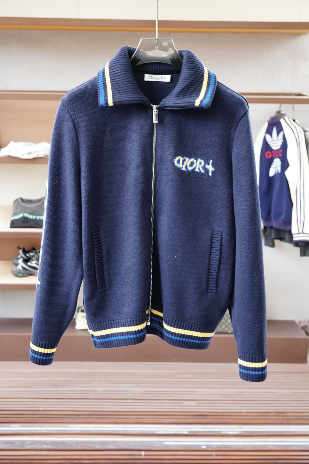 NO:541021,Dior-2025FW new product is on the market. High-quality trend vane 16857MQM132295008 Selected customized high-end quality knitted jackets. They contain wool. They have strong temperature locking. Fine needle movement. The cumbersome process and long cycle. The tailoring and fit the ergonomic design concept make the upper body of the ready-to-wear. The design adds a trendy style. It is versatile and more personalized. The quality control texture and details are analogous to the first-tier brand factories. Worth buying (D family series) M--3XL,,dior,dior,dior,jackets & coats,alexander wang19860909Dior迪奥-2025FW新品火爆上市啦 高品质量潮流风向标 16857MQM132295008 精选定制高端品质面料针织夹克 内含绵羊毛 锁温性强 精细针法走位 工艺繁琐周期长 剪裁贴合人体工学设计理念让成衣上身版型效果好 设计增添了潮流风度 百搭的同时更具个性 品控质感细节类比超一线品牌工厂 值得入手（D家系列） 码数M--3XL,,dior,dior,dior,jackets & coats,alexander wang,Men's clothing