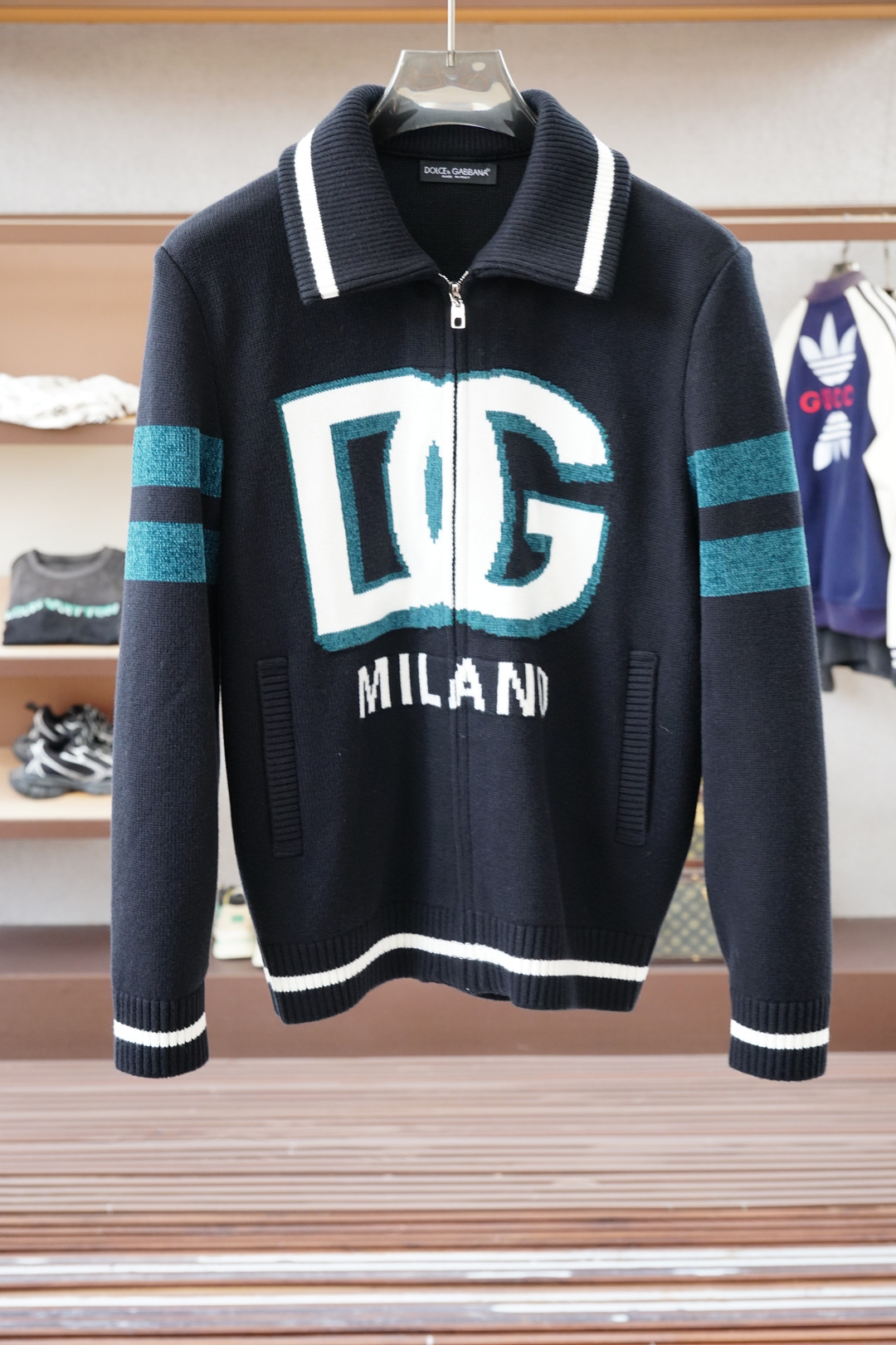 NO:541019,DG-2025FW new product is on the market. High-quality trend vane 16857MQM132325008 Selected customized high-end quality knitted jackets. They contain wool. They have strong temperature locking. Fine needle movement. The cumbersome process and long cycle. The tailoring and fit the ergonomic design concept make the upper body of the ready-made garment have a good effect. The design adds a trendy style. It is versatile and more personalized. The quality control texture and details are analogous to the first-tier brand factories. Worth buying (D family series) M--3XL,,dior, jackets & coats,alexander wang19860909DG-2025FW新品火爆上市啦 高品质量潮流风向标 16857MQM132325008 精选定制高端品质面料针织夹克 内含绵羊毛 锁温性强 精细针法走位 工艺繁琐周期长 剪裁贴合人体工学设计理念让成衣上身版型效果好 设计增添了潮流风度 百搭的同时更具个性 品控质感细节类比超一线品牌工厂 值得入手（D家系列） 码数M--3XL,,dior,jackets & coats,alexander wang,Men's clothing