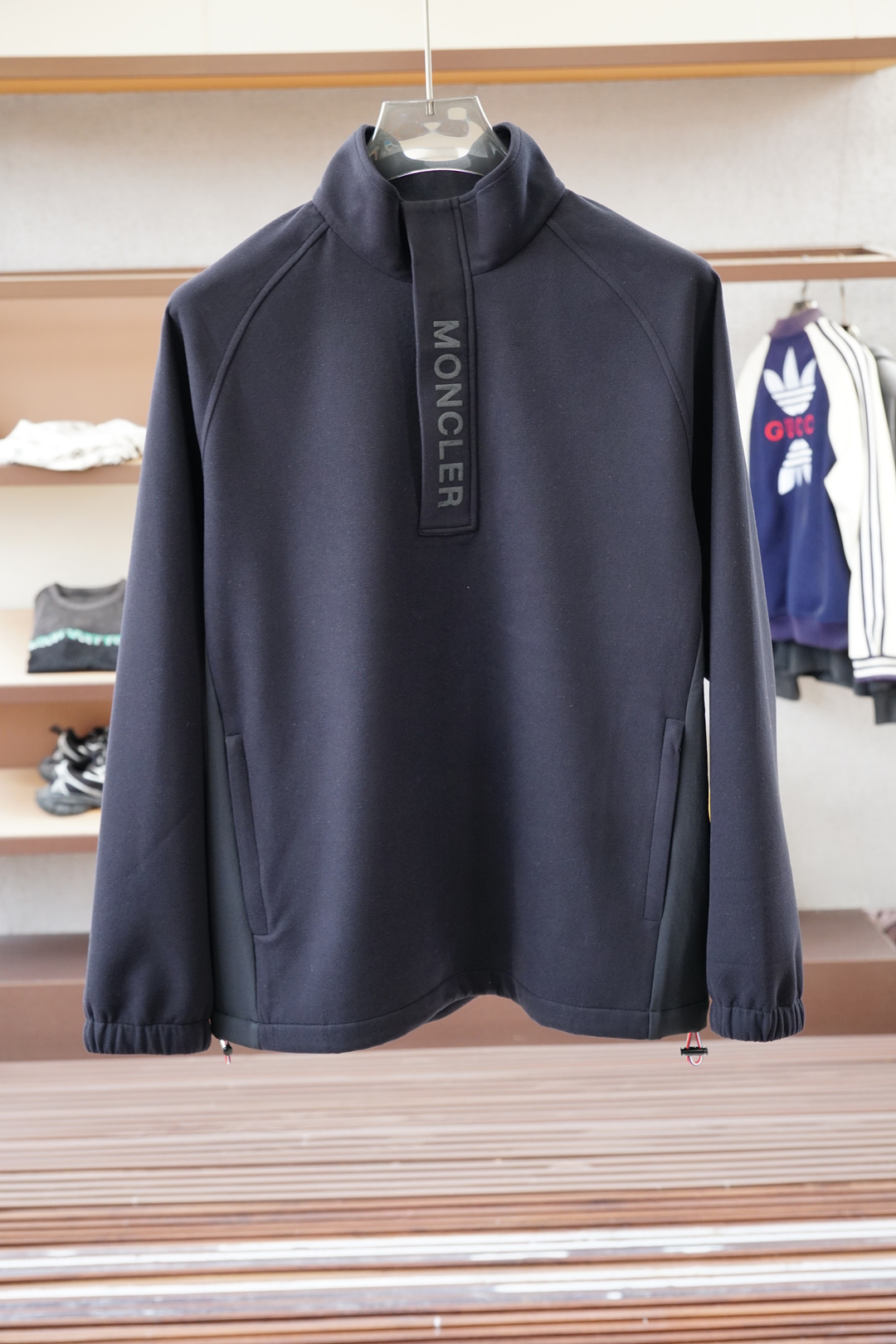 NO:541004,, , 2025FW new product is on the market, high-quality trend vane 16828BW96600008 Selected customized high-end German silk fabrics, soft and delicate touch, skin-friendly, loose bottom edge design, unscrewed, strong inclusiveness. Low-key and luxurious design, fine needle movement, overall lines of ready-made garments are smooth and not crooked, special adjustment and tailoring are comprehensive ergonomics, inside and outside wear are OK, different from market currency, not both comparative, simple and fashionable modern trend, super high cost performance, quality control texture and details are analogous to the first-tier brand factories, recommended (M family series) S--4XL,, Moncler, alexander wang19860909,蒙口/2025FW新品火爆上市啦 高品质量潮流风向标 16828BW96600008 精选定制高端德绒面料 触感柔软细腻亲肤 底部散边设计不勒身 包容性强 .设计工艺低调奢华 精细针法走位 成衣整体线条流畅不歪斜 版型特调剪裁综合人体工学 内搭外穿都OK 区别市场通货 不俱比较 简约时尚现代潮流 超高性价比 品控质感细节类比超一线品牌工厂 爆肝推荐（M家系列） 码数S--4XL,,Moncler,alexander wang,Men's clothing