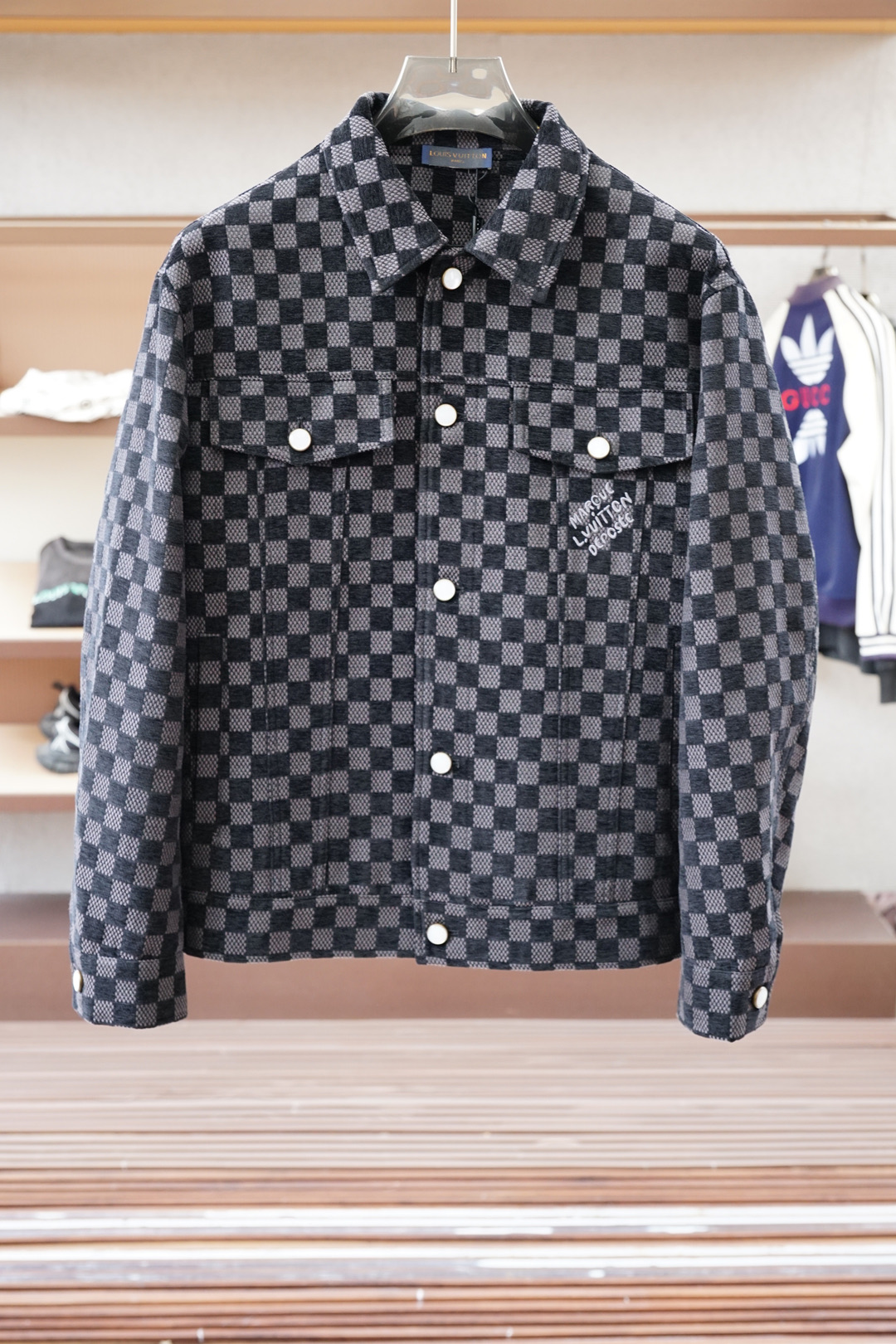 NO:541025,,LV Louis Vuitton/2025FW new products are on the market. High-quality trend vane 16853MQM382925008 Selected customized high-end outdoor quality cotton jackets. Fine needle movement. Cutting and fitting the ergonomic design concept makes the upper body look good. The design adds a trendy style. It is versatile and more personalized. Quality control texture and details are analogous to the first-tier brand factories. Worth buying (L family series) S--3XL,,louis vuitton,louis vuitton,louis vuitton,jackets & coats,alexander wang19860909,LV路易威登/2025FW新品火爆上市啦 高品质量潮流风向标 16853MQM382925008 精选定制高端户外品质面料棉夹克 精细针法走位 剪裁贴合人体工学设计理念让成衣上身版型效果好 设计增添了潮流风度 百搭的同时更具个性 品控质感细节类比超一线品牌工厂 值得入手（L家系列） 码数S--3XL,,louis vuitton,louis vuitton,louis vuitton,jackets & coats,alexander wang,Men's clothing