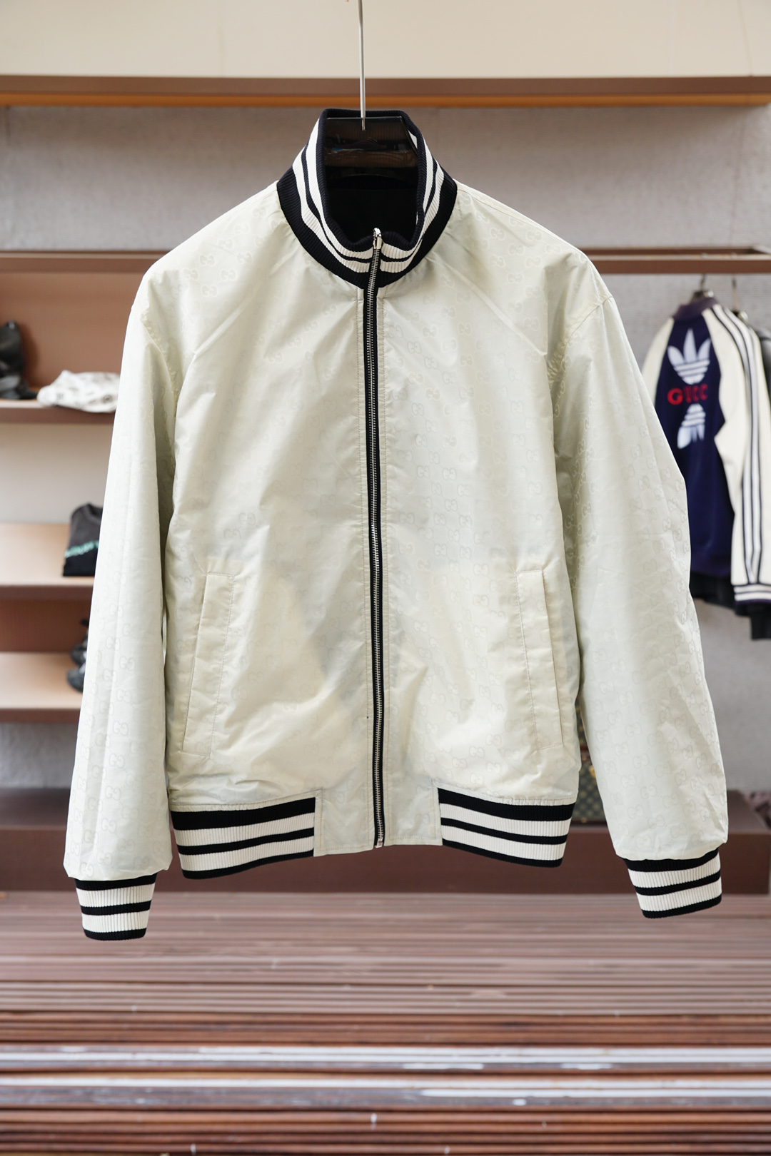 NO:541029,,Gucci-2025FW new product is on the market. High-quality trend vane 1684319718MQM5008 Selected customized high-end outdoor quality fabric double-sided cotton jacket. Fine needle movement. Cutting and fitting the ergonomic design concept makes the upper body look good. The design adds a trendy style. It is versatile and more personalized. Quality control texture and details are analogous to the first-tier brand factories. Worth buying (G family series) Code number M--3XL,,gucci,gucci,jackets & coats,alexander wang19860909,Gucci古奇-2025FW新品火爆上市啦 高品质量潮流风向标 1684319718MQM5008 精选定制高端户外品质面料双面棉夹克 精细针法走位 剪裁贴合人体工学设计理念让成衣上身版型效果好 设计增添了潮流风度 百搭的同时更具个性 品控质感细节类比超一线品牌工厂 值得入手（G家系列） 码数M--3XL,,gucci,gucci,jackets & coats,alexander wang,Men's clothing