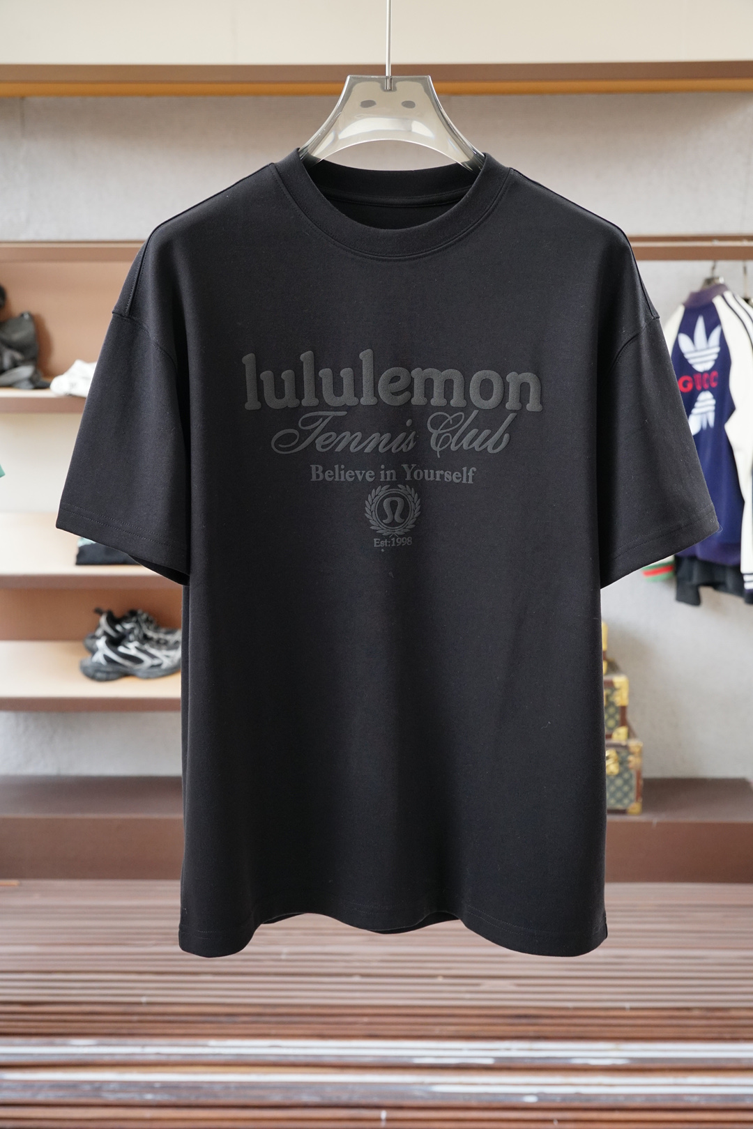 NO:540997,Lulu-2025FW new product is on the market. High-quality trend vane 16815JQ82008 Selected customized high-end high-grade heavy long-length cotton fabric. The touch panel is delicate and skin-friendly. The new design of the classic logo adds new trend elements. It is not monotonous or boring. The overall elegant style is added. Fine needle movement. The overall lines of the ready-made garment are smooth and not crooked. The high-grade heavy cotton feel makes the upper body more comfortable. The special style is comprehensive ergonomic. The inner and outer wear is OK. Different from market currency. No comparison. Simple and fashionable modern trend. 2 colors are in line. Super high cost performance. Quality control texture and details are analogous to the first-tier brand factories. Recommended liver (L family series) Code number M—3XL,,louis vuitton,alexander wang19860909Lulu-2025FW新品火爆上市啦 高品质量潮流风向标 16815JQ82008 精选定制高端高克重长绒棉面料 触感板正细腻亲肤 经典logo全新设计增添新潮流元素 不单调不乏味整体更添一层雅致格调 精细针法走位 成衣整体线条流畅不歪斜 高克重棉感让上身效果舒适度更高 版型特调剪裁综合人体工学 内搭外穿都OK 区别市场通货 不俱比较 简约时尚现代潮流 2色齐发 超高性价比 品控质感细节类比超一线品牌工厂 爆肝推荐（L家系列） 码数M—3XL,,louis vuitton,alexander wang,Men's clothing