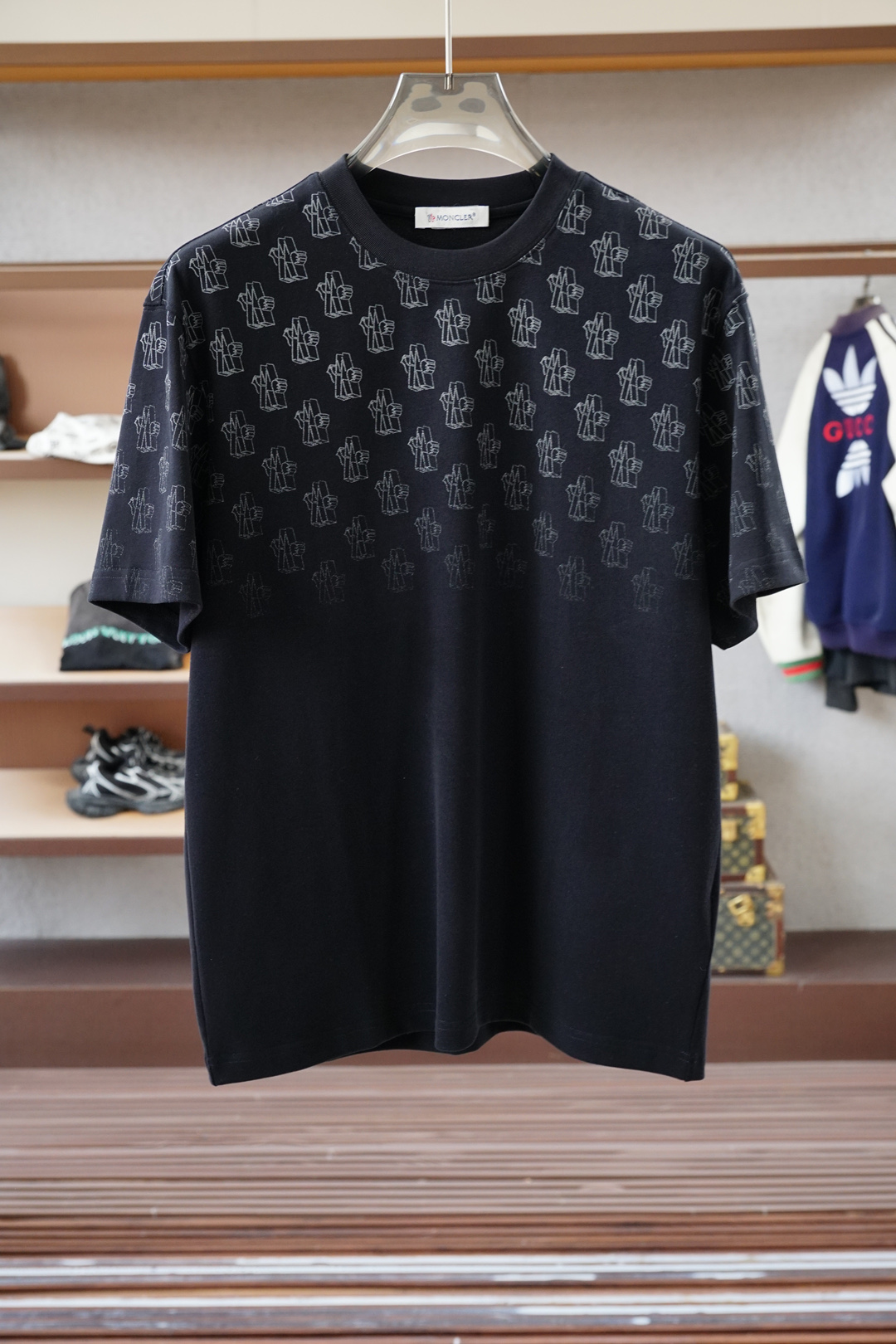 NO:541000,The new product of the 2025FW is on the market. High-quality trendy vane. Selected customized high-end high-grade heavy long-length cotton fabric. The touch panel is delicate and skin-friendly. The new design of the classic digital printing logo adds new trend elements. It is not monotonous or boring. The overall elegant style is added to the fine needle movement. The overall lines of the ready-made garment are smooth and not crooked. The high-grade heavy cotton feel makes the upper body more comfortable. The special style and tailoring are comprehensive ergonomics. The inner and outer wear are OK. Different from market currency. No comparison. Simple and fashionable modern trend. 2 colors are in line. Super high cost performance. Quality control texture and details are analogous to the first-tier brand factories. Recommended liver (L family series) Code number M—3XL,,louis vuitton, Moncler, alexander wang19860909蒙口/2025FW新品火爆上市啦 高品质量潮流风向标 精选定制高端高克重长绒棉面料 触感板正细腻亲肤 经典数码印花logo全新设计增添新潮流元素 不单调不乏味整体更添一层雅致格调 精细针法走位 成衣整体线条流畅不歪斜 高克重棉感让上身效果舒适度更高 版型特调剪裁综合人体工学 内搭外穿都OK 区别市场通货 不俱比较 简约时尚现代潮流 2色齐发 超高性价比 品控质感细节类比超一线品牌工厂 爆肝推荐（L家系列） 码数M—3XL,,louis vuitton,Moncler,alexander wang,Men's clothing