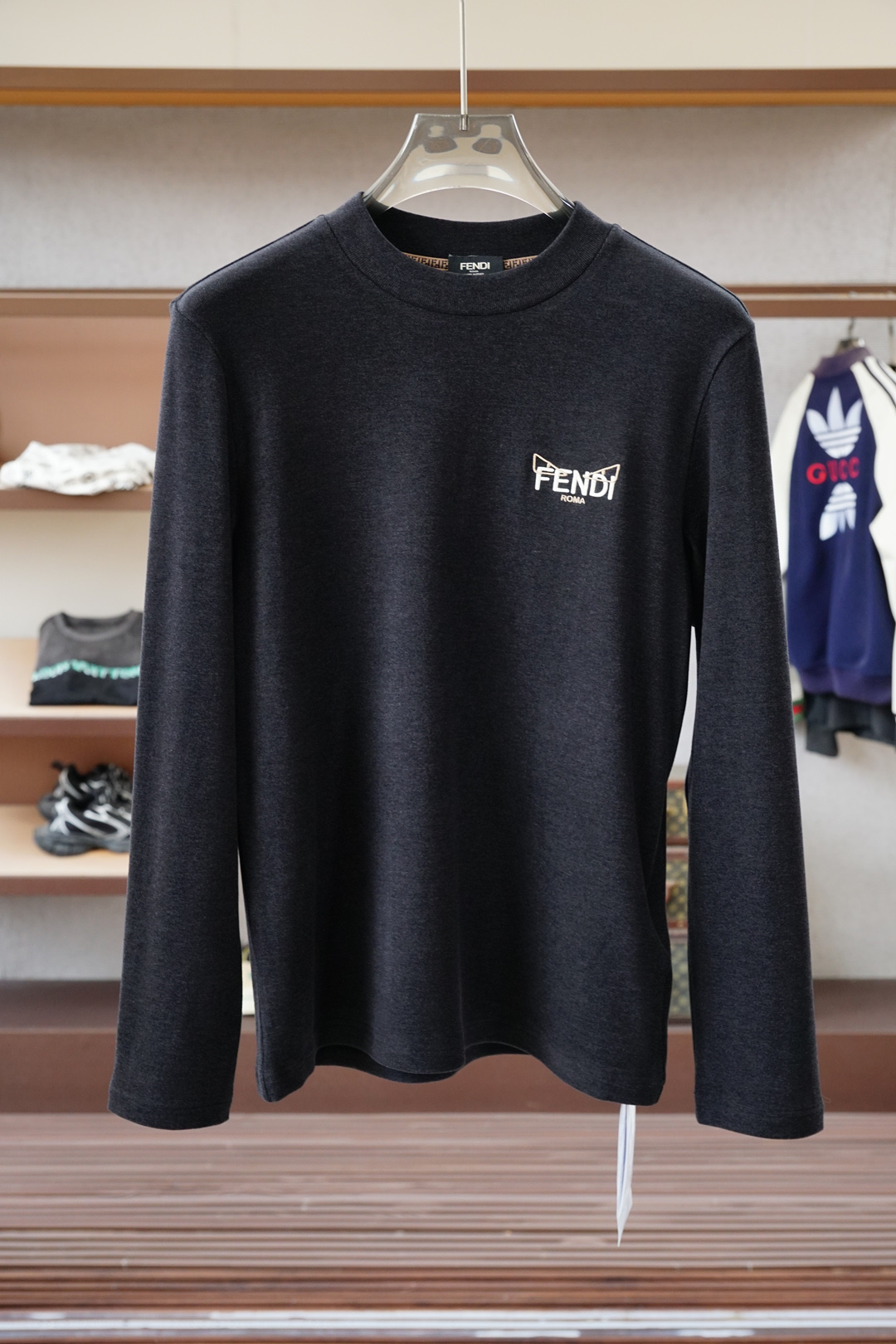 NO:541012,Fendi-2025FW new product is on the market. High-quality trend trend vane 16823MQ96510008 Selected customized high-end Egyptian long-length cotton fabric. Classic trendy brand small logo embellishment. Simple and fashionable design opens up the trend frontier. Not monotonous and boring. The overall addition of elegant style. Fine needle movement. The overall lines of ready-made garments are smooth and not crooked. The style is special and tailored. It is OK to wear inside and outside. Different from market currency. Not bother. Simple and fashionable modern trend. 2 colors are in line. Super high cost performance. Quality control texture and details are analogous to the first-tier brand factories. Recommended liver (F family series) S—-3XL,,fendi,fendi,fendi,alexander wang19860909Fendi芬迪-2025FW新品火爆上市啦 高品质量潮流风向标 16823MQ96510008 精选定制高端埃及长绒棉面料 经典潮牌小logo点缀 简约时尚设计开拓潮流前沿 不单调不乏味整体更添一层雅致格调 精细针法走位 成衣整体线条流畅不歪斜 版型特调剪裁综合人体工学 内搭外穿都OK 区别市场通货 不俱比较 简约时尚现代潮流 2色齐发 超高性价比 品控质感细节类比超一线品牌工厂 爆肝推荐（F家系列） 码数Ｓ—-3XL,,fendi,fendi,fendi,alexander wang,Men's clothing