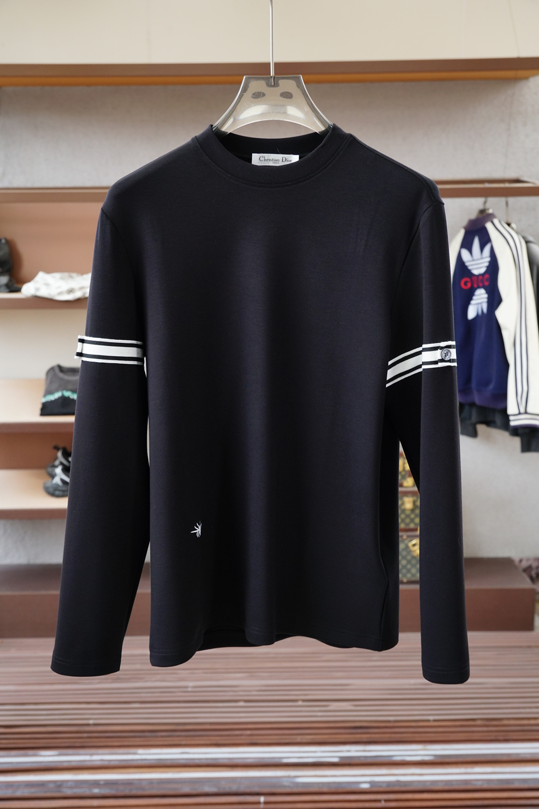 NO:541015,, Dior-2025FW new product is on the market. High-quality trend trend vane. Selected customized high-end Egyptian long-length cotton fabric. Classic trendy brand small logo embellishment. Simple and fashionable design opens up the trend frontier. Not monotonous or boring. The overall addition of elegant style. Fine needle movement. The overall lines of ready-made garments are smooth and not crooked. The style is special and tailored. It is OK to wear inside and outside. Different from market currency. Not bother. Simple and fashionable modern trend. 2 colors are in line. Super high cost performance. Quality control texture and details are analogous to the first-tier brand factories. Recommended liver (F family series) S—-3XL,,dior,dior,fendi,alexander wang19860909、Dior迪奥-2025FW新品火爆上市啦 高品质量潮流风向标 精选定制高端埃及长绒棉面料 经典潮牌小logo点缀 简约时尚设计开拓潮流前沿 不单调不乏味整体更添一层雅致格调 精细针法走位 成衣整体线条流畅不歪斜 版型特调剪裁综合人体工学 内搭外穿都OK 区别市场通货 不俱比较 简约时尚现代潮流 2色齐发 超高性价比 品控质感细节类比超一线品牌工厂 爆肝推荐（F家系列） 码数Ｓ—-3XL,,dior,dior,fendi,alexander wang,Men's clothing