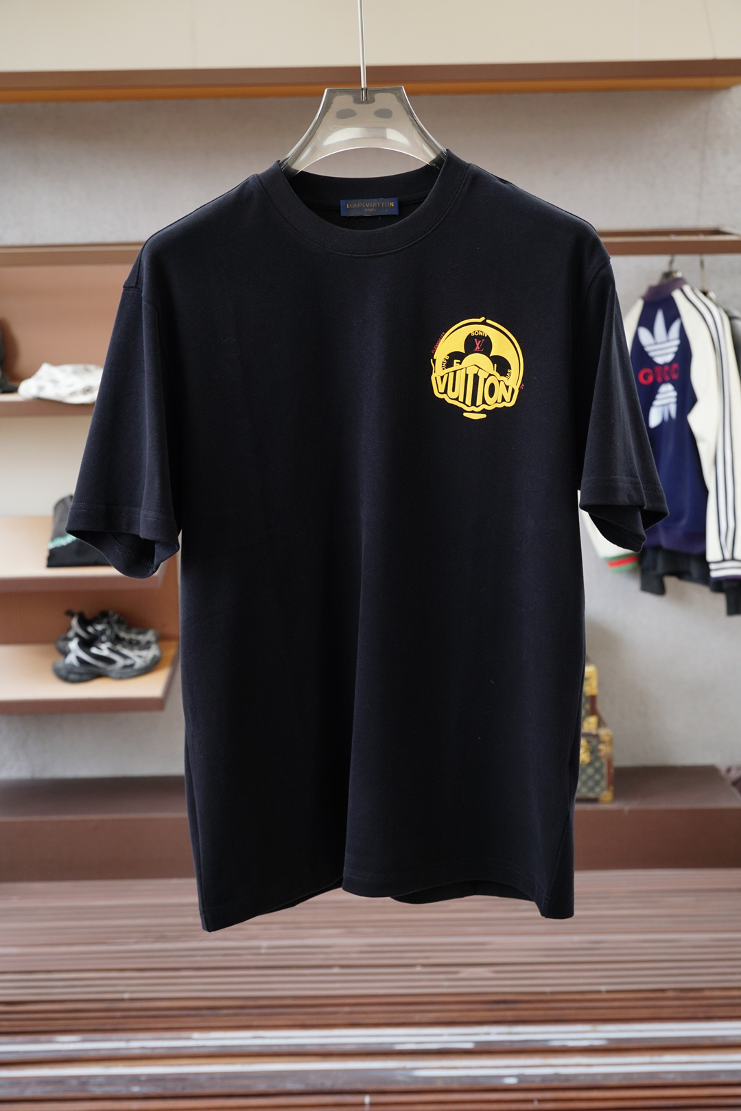 NO:541006,LV Louis Vuitton-2025FW new product is on the market. High-quality trend vane 16816JQ820050008 Selected customized high-end high-grade heavy long-length cotton fabric. The touch panel is delicate and skin-friendly. The new design of the classic logo adds new trend elements. It is not monotonous or boring. The overall elegant style is added to the fine needle movement. The overall lines of the ready-made garment are smooth and not crooked. The high-grade heavy cotton feel makes the upper body more comfortable. The special style and tailoring are comprehensive ergonomics. The inner and outer wear are OK. Different from market currency. No comparison. Simple and fashionable modern trend. 2 colors are in line. Super high cost performance. Quality control texture and details are analogous to the first-tier brand factories. Recommended liver (L family series) Code number M—3XL,,louis vuitton,louis vuitton,louis  vuitton,alexander wang19860909LV路易威登-2025FW新品火爆上市啦 高品质量潮流风向标 16816JQ820050008 精选定制高端高克重长绒棉面料 触感板正细腻亲肤 经典logo全新设计增添新潮流元素 不单调不乏味整体更添一层雅致格调 精细针法走位 成衣整体线条流畅不歪斜 高克重棉感让上身效果舒适度更高 版型特调剪裁综合人体工学 内搭外穿都OK 区别市场通货 不俱比较 简约时尚现代潮流 2色齐发 超高性价比 品控质感细节类比超一线品牌工厂 爆肝推荐（L家系列） 码数M—3XL,,louis vuitton,louis vuitton,louis vuitton,alexander wang,Men's clothing