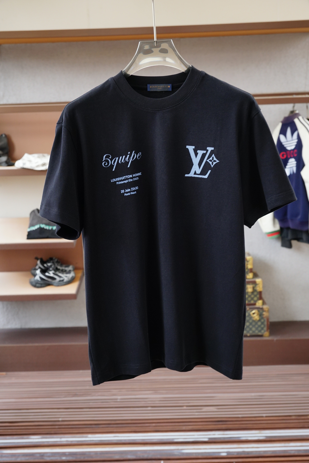 NO:541003,LV-Louis Vuitton-2025FW new product is on the market. High-quality trendy vane. Selected customized high-end high-grade heavy long-length cotton fabric. The touch panel is delicate and skin-friendly. The new design of the classic logo adds new trend elements. It is not monotonous or boring. The overall elegant style is added. Fine needle movement. The overall lines of the ready-to-wear are smooth and not crooked. The high-grade heavy cotton feel makes the upper body more comfortable. The special style and tailoring are comprehensive ergonomics. The inside and outside are OK. Different from market currency. Not bother. Simple and fashionable modern trend. 2 colors are in line. Super high cost performance. Quality control texture and details are analogous to the first-tier brand factories. Recommended liver (L family series) Code number M—3XL,,louis vuitton,louis vuitton,louis vuitton,alexander wang19860909LV-路易威登-2025FW新品火爆上市啦 高品质量潮流风向标 精选定制高端高克重长绒棉面料 触感板正细腻亲肤 经典logo全新设计增添新潮流元素 不单调不乏味整体更添一层雅致格调 精细针法走位 成衣整体线条流畅不歪斜 高克重棉感让上身效果舒适度更高 版型特调剪裁综合人体工学 内搭外穿都OK 区别市场通货 不俱比较 简约时尚现代潮流 2色齐发 超高性价比 品控质感细节类比超一线品牌工厂 爆肝推荐（L家系列） 码数M—3XL,,louis vuitton,louis vuitton,louis vuitton,alexander wang,Men's clothing