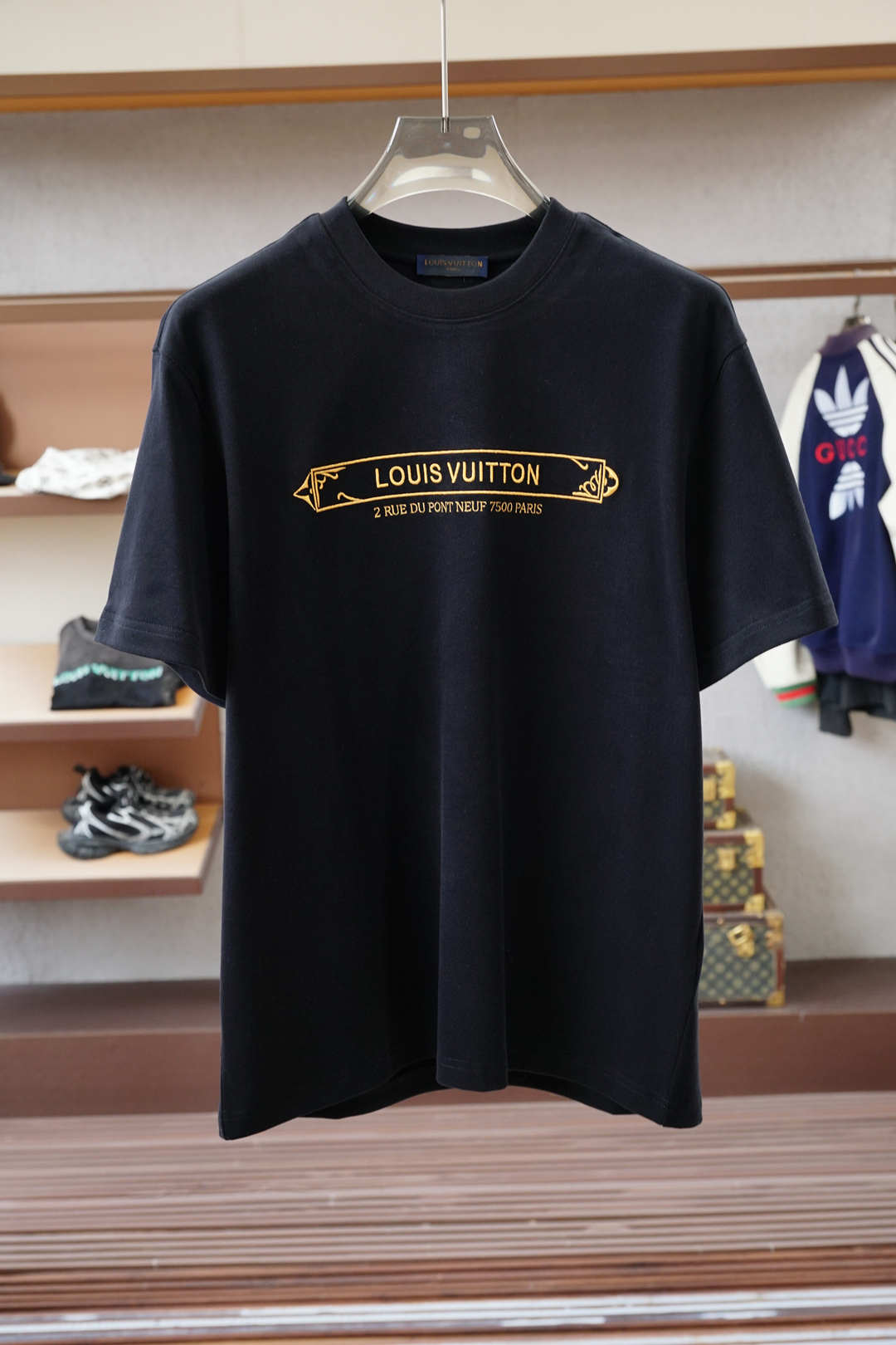 NO:541009,,LV Louis Vuitton/2025FW new products are launched, high-quality trend vane 16816JQ820050008 Selected customized high-end high-grade heavy long-length cotton fabric, the touch panel is delicate and skin-friendly, the new design of the classic logo adds new trend elements, not monotonous or boring, the overall adds an elegant style, fine needle movement, the overall lines of the ready-to-wear are smooth and not crooked, the high-quality heavy cotton feel makes the upper body more comfortable, the special style is special ergonomic, the inner and outer wear is OK, different from market currency, not bother, simple and fashionable modern trend, 2 colors are in line, super high cost performance, quality control texture and details are analogous to the first-tier brand factories, explosive recommendation (L family series) Code number M—3XL,,louis vuitton,louis vuitton,louis  vuitton,alexander wang19860909,LV路易威登/2025FW新品火爆上市啦高品质量潮流风向标 16816JQ820050008 精选定制高端高克重长绒棉面料 触感板正细腻亲肤 经典logo全新设计增添新潮流元素 不单调不乏味整体更添一层雅致格调 精细针法走位 成衣整体线条流畅不歪斜 高克重棉感让上身效果舒适度更高 版型特调剪裁综合人体工学 内搭外穿都OK 区别市场通货 不俱比较 简约时尚现代潮流 2色齐发 超高性价比 品控质感细节类比超一线品牌工厂 爆肝推荐（L家系列） 码数M—3XL,,louis vuitton,louis vuitton,louis vuitton,alexander wang,Men's clothing