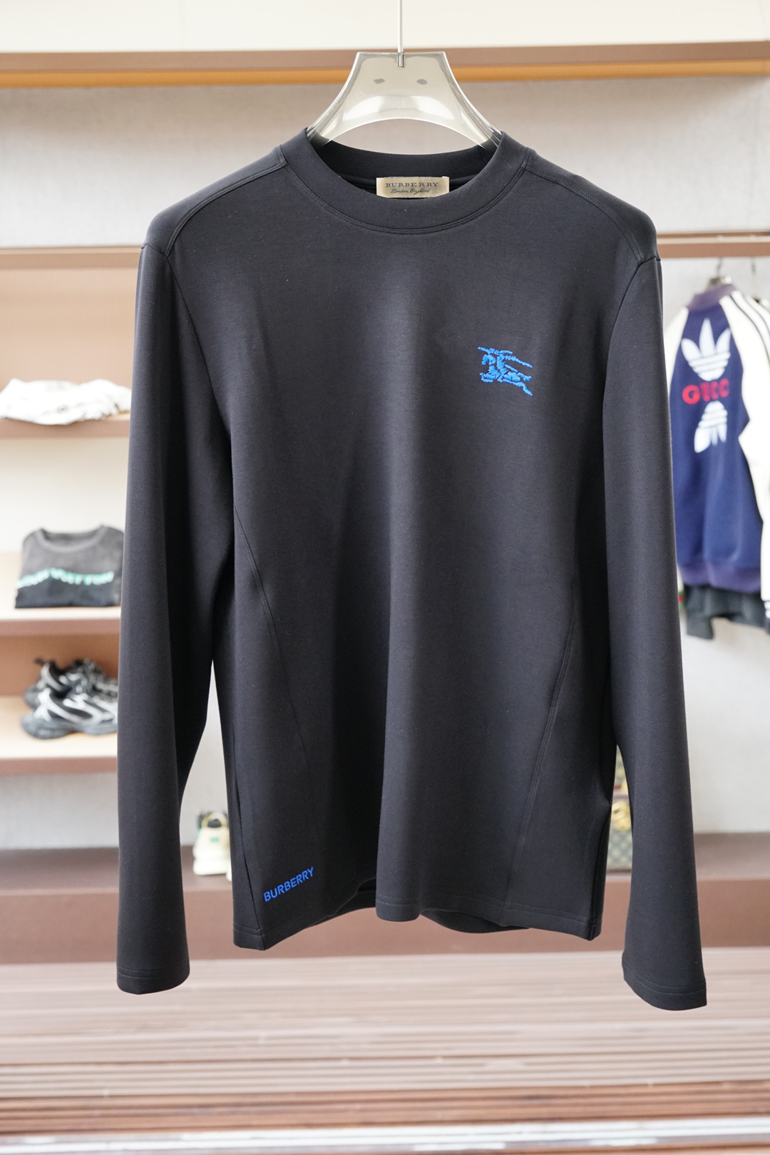 NO:540992,,BBR Burberry-2025FW new product is on the market. High-quality trend vane 16823MQ96530008 Selected customized high-end Egyptian long-length cotton fabric. Classic trendy brand small logo embellishment. Simple and fashionable design opens up the trend frontier. Not monotonous or boring. The overall addition of elegant style. Fine needle movement. The overall lines of ready-made garments are smooth and not crooked. The style is special and tailored. It is OK to wear inside and outside. Different from market currency. Not bother. Simple and fashionable modern trend. 2 colors are in line. Super high cost performance. Quality control texture and details are analogous to the first-tier brand factories. Recommended liver (M family series) S—-4XL, burberry, alexander wang19860909,BBR 巴宝莉-2025FW新品火爆上市啦 高品质量潮流风向标 16823MQ96530008 精选定制高端埃及长绒棉面料 经典潮牌小logo点缀 简约时尚设计开拓潮流前沿 不单调不乏味整体更添一层雅致格调 精细针法走位 成衣整体线条流畅不歪斜 版型特调剪裁综合人体工学 内搭外穿都OK 区别市场通货 不俱比较 简约时尚现代潮流 2色齐发 超高性价比 品控质感细节类比超一线品牌工厂 爆肝推荐（M家系列） 码数Ｓ—-4XL,,burberry,alexander wang,Men's clothing