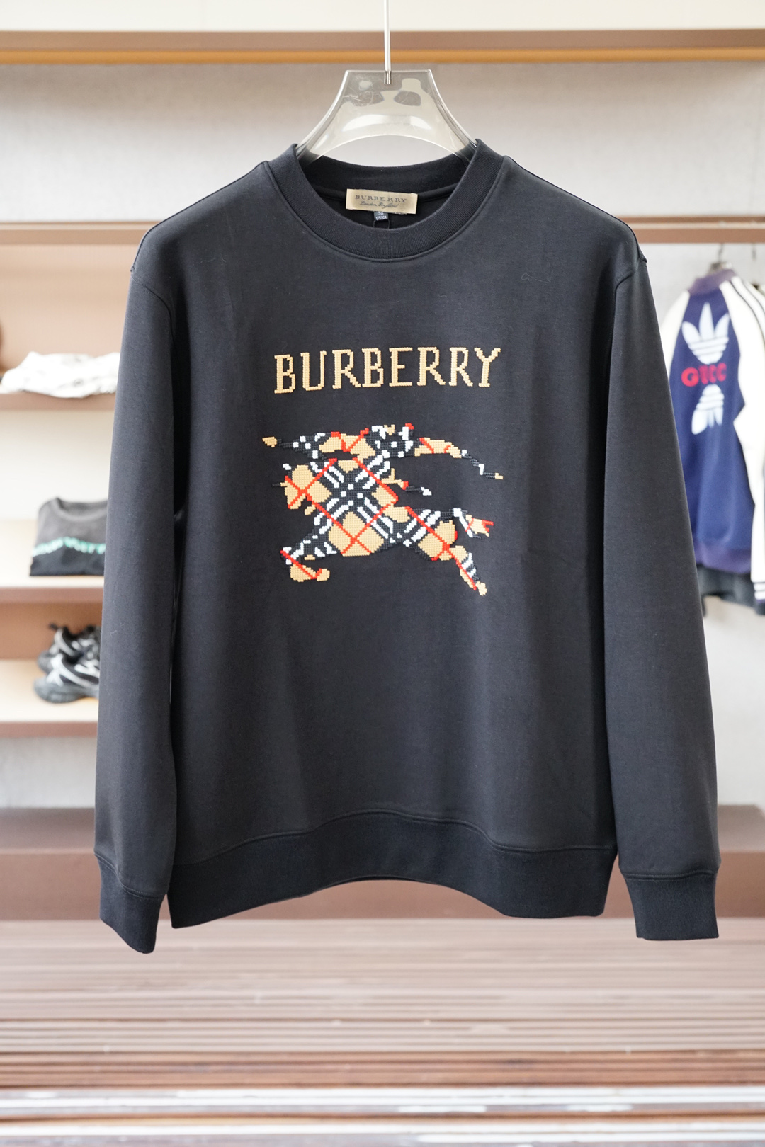 NO:540995,BBR Burberry-2025FW new product is on the market. High-quality trend vane 16826BW131615008 Selected customized high-end wool modal fabric. Soft and delicate touch. Slim and skin-friendly. The bottom is loose and unscrewed. Strong inclusiveness. Hardware. Light business version is simple and light luxury fashion. Fine needle movement. The overall line of the ready-made garment is smooth and not crooked. High elasticity and comfort. Special adjustment and tailoring. Comprehensive ergonomics. The inside and outside are OK. Different from market currency. No comparison. Simple and fashionable modern trend. Super high cost performance. Quality control texture and details are analogous to the first-tier brand factories. Recommended liver (B family series) S--3XL, burberry, alexander wang19860909BBR巴宝莉-2025FW新品火爆上市啦 高品质量潮流风向标 16826BW131615008 精选定制高端羊毛莫代尔面料 触感柔软细腻亲肤 底部散边设计不勒身 包容性强 对版五金件 轻商务版简单轻奢时尚 精细针法走位 成衣整体线条流畅不歪斜 弹性大舒适度高 版型特调剪裁综合人体工学 内搭外穿都OK 区别市场通货 不俱比较 简约时尚现代潮流 超高性价比 品控质感细节类比超一线品牌工厂 爆肝推荐（B家系列） 码数S--3XL,,burberry,alexander wang,Men's clothing