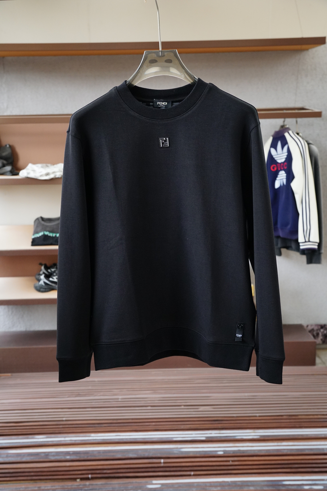 NO:540998,Fendi-Fendi/2025FW new product is on the market. High-quality trend vane 16825BW132275008 Selected customized high-end wool modal fabric. Soft and delicate touch. Slim and skin-friendly. The bottom is loose and unscrewed. Strong inclusiveness. Hardware. Light business version is simple and light luxury fashion. Fine needle movement. The overall line of the ready-made garment is smooth and not crooked. High elasticity and comfort. Special adjustment and tailoring. Comprehensive ergonomics. The inside and outside are OK. Different from market currency. No comparison. Simple and fashionable modern trend. Super high cost-effectiveness. Quality control texture and details are analogous to the first-tier brand factories. Recommended liver (F family series) S--4XL,,fendi,fendi,fendi,alexander wang19860909Fendi-芬迪/2025FW新品火爆上市啦 高品质量潮流风向标 16825BW132275008 精选定制高端羊毛莫代尔面料 触感柔软细腻亲肤 底部散边设计不勒身 包容性强 对版五金件 轻商务版简单轻奢时尚 精细针法走位 成衣整体线条流畅不歪斜 弹性大舒适度高 版型特调剪裁综合人体工学 内搭外穿都OK 区别市场通货 不俱比较 简约时尚现代潮流 超高性价比 品控质感细节类比超一线品牌工厂 爆肝推荐（F家系列） 码数S--4XL,,fendi,fendi,fendi,alexander wang,Men's clothing