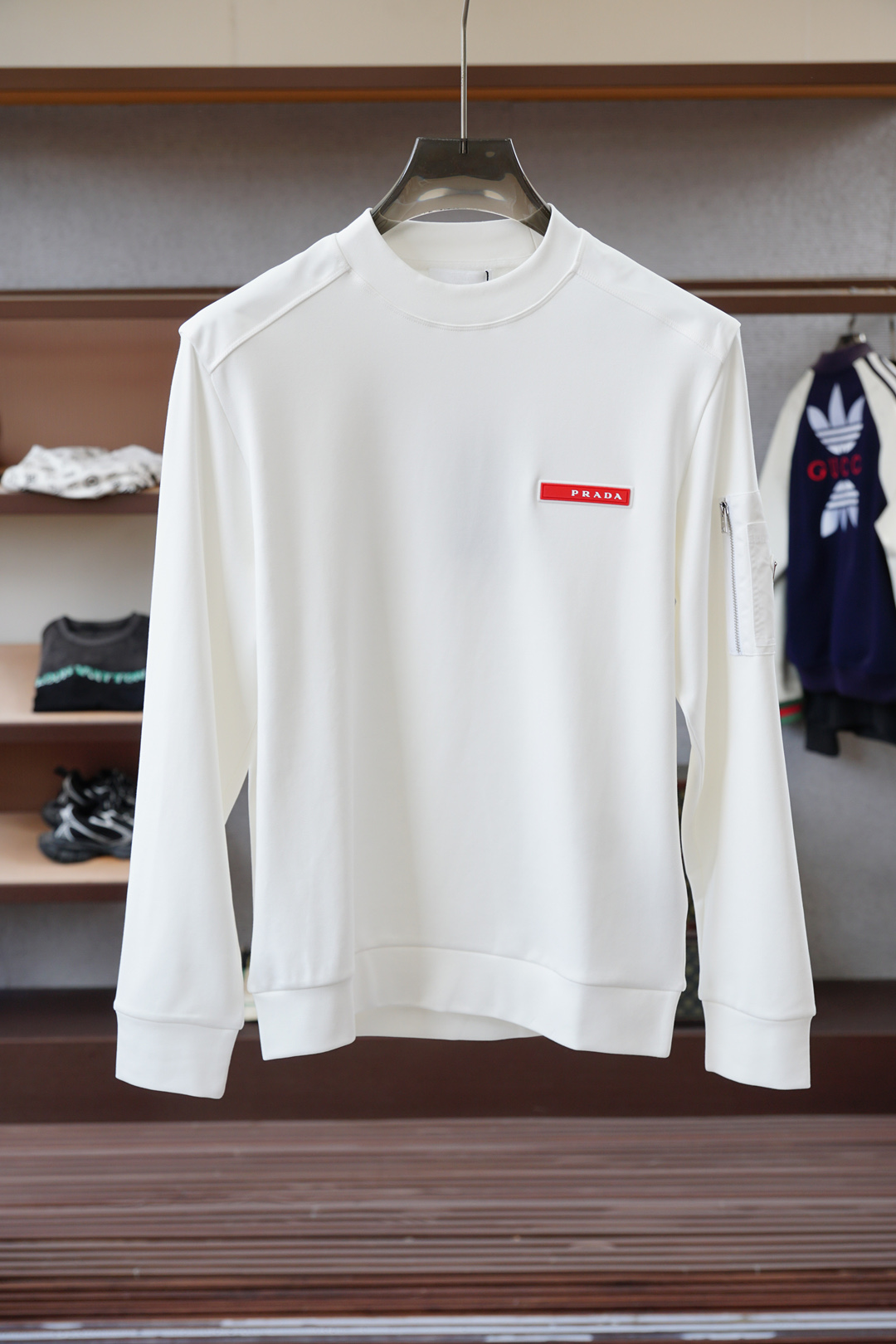 NO:550594,Prada/2025 autumn and winter series is new. Men's fashionable and casual base shirt, long-sleeved T-shirt, selected imported double-sided mercerized cotton fabric, exquisite logo on the chest, excellent comfort and breathability, excellent soft, wrinkle-resistant elasticity and drooping. Whether worn alone or in the inner wear, they are very handsome, which conforms to men's practical dressing habits, pursues luxury, noble and elegant style, and creates extraordinary men's taste. The visual effect is very good, the grade is extremely high, simple and fashionable, and a must-have choice for casual business!  Size M-3XL, prada, prada, tees, t-shirt, alexander wang19860909Prada-普拉达/2025秋冬系列上新 男士时尚休闲打底衫长袖T恤,精选进口双面丝光棉面料,胸前精致logo打造,舒适性与透气性兼优,柔软抗皱弹性和垂性极佳,无论是单穿或是内搭都是帅气十足,吻合了男性实用穿衣习惯,追求奢华高贵优雅风范,打造不凡男士品味,视觉效果非常赞,档次极高,简约时尚,休闲商务必备之选！尺码M-3XL,,prada,prada,tees，t-shirt,alexander wang,Men's clothing