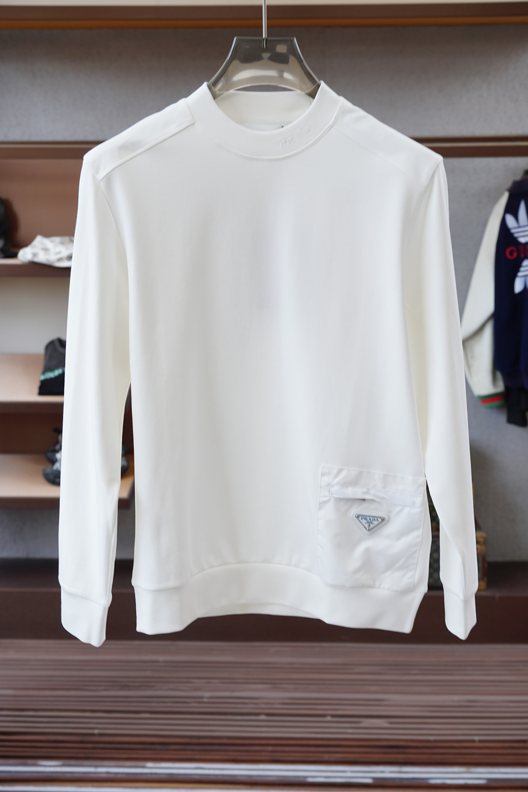 NO:566409,Prada/Autumn/Winter series new men's fashionable casual bottoming long-sleeved T-shirt, made of imported double-sided mercerized cotton fabric, with exquisite logo on the chest, excellent in comfort and breathability, soft and anti-wrinkle, elastic and drapey. It is handsome whether worn alone or as an inner layer. It conforms to men's practical dressing habits, pursues luxury, noble and elegant style, and creates extraordinary men's taste. The visual effect is very good, the grade is very high, simple and fashionable, a must-have choice for leisure and business!  Size M-3XL,,prada,prada,tees,t-shirt,alexander wang19860909Prada-普拉达/秋冬系列上新 男士时尚休闲打底衫长袖T恤,精选进口双面丝光棉面料,胸前精致logo打造,舒适性与透气性兼优,柔软抗皱弹性和垂性极佳,无论是单穿或是内搭都是帅气十足,吻合了男性实用穿衣习惯,追求奢华高贵优雅风范,打造不凡男士品味,视觉效果非常赞,档次极高,简约时尚,休闲商务必备之选！尺码M-3XL,,prada,prada,tees，t-shirt,alexander wang,Men's clothing