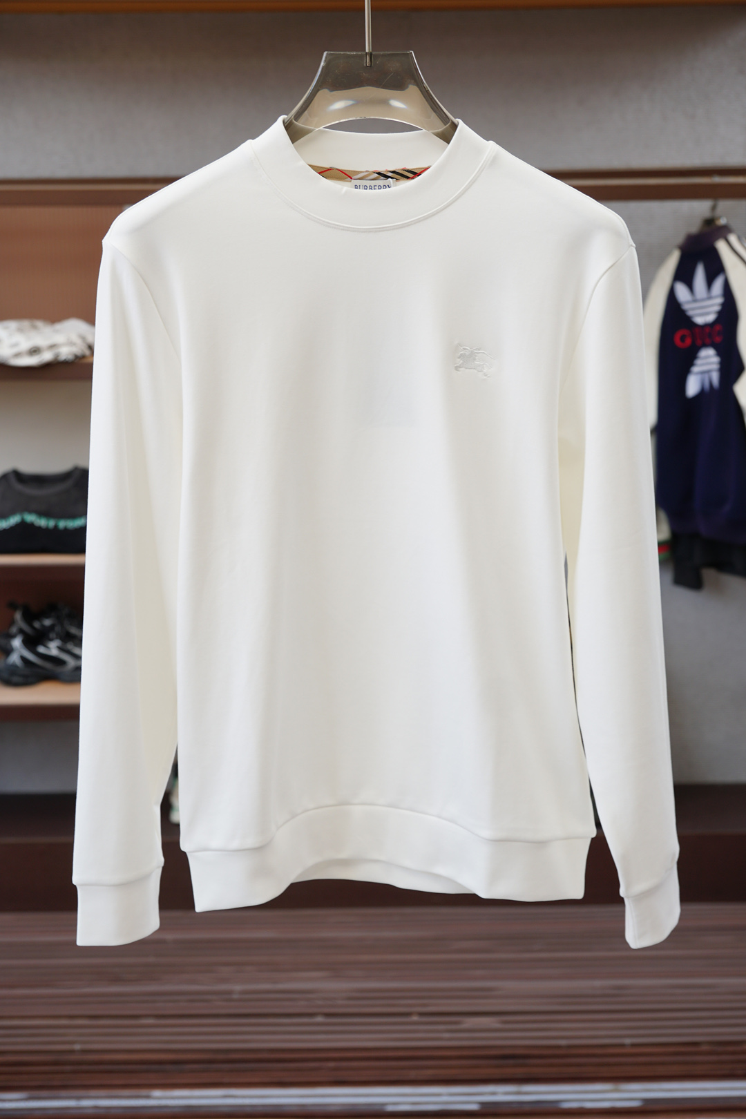 NO:566414,BBR Burberry - Autumn and winter series new men's fashionable casual bottoming long-sleeved T-shirt, made of imported double-sided mercerized cotton fabric, with exquisite logo on the chest, excellent in comfort and breathability, soft and anti-wrinkle, elastic and drapey. It is handsome whether worn alone or as an inner layer. It conforms to men's practical dressing habits, pursues luxury, noble and elegant style, and creates extraordinary men's taste. The visual effect is very good, the grade is very high, simple and fashionable, a must-have choice for leisure and business!  Size M-3XL,,burberry,tees,t-shirt,alexander wang19860909BBR巴宝莉-秋冬系列上新 男士时尚休闲打底衫长袖T恤,精选进口双面丝光棉面料,胸前精致logo打造,舒适性与透气性兼优,柔软抗皱弹性和垂性极佳,无论是单穿或是内搭都是帅气十足,吻合了男性实用穿衣习惯,追求奢华高贵优雅风范,打造不凡男士品味,视觉效果非常赞,档次极高,简约时尚,休闲商务必备之选！尺码M-3XL,,burberry,tees，t-shirt,alexander wang,Men's clothing