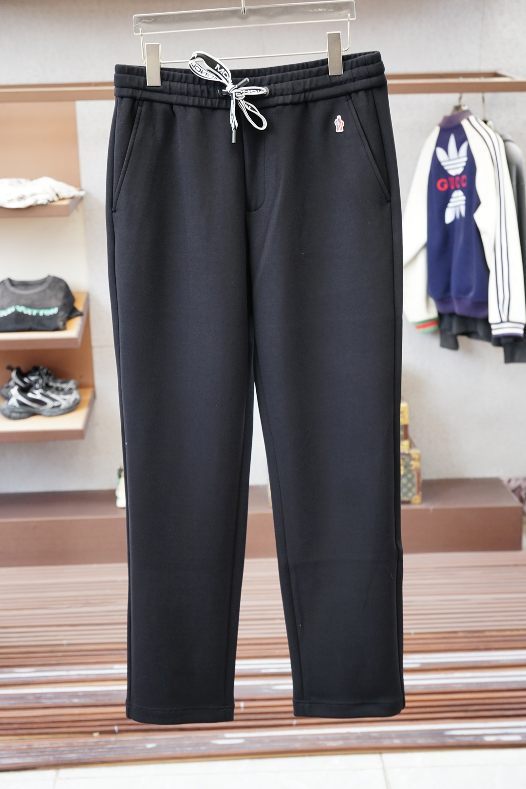 NO:541040,, ,家/2025FW new product is on the market. High-quality trend vane 16827KQM996300008 Selected customized high-end long-length cotton fabric. Contains modal to enhance comfort. Not monotonous and boring. The overall addition of an elegant style. Fine needle movement. The overall line is smooth and not crooked. Small details reflect the big role. Add a fashionable atmosphere. Special style and tailoring. Comprehensive ergonomics. Simple and fashionable modern trend. Hair. Super high cost-effectiveness. Quality control texture and details are analogous to the first-tier brand factories. Recommended liver (P-Home Series) Code S—-4XL,,Moncler,alexander wang19860909,蒙口/2025FW新品火爆上市啦 高品质量潮流风向标 16827KQM996300008 精选定制高端长绒棉面料 内含莫代尔 增强舒适度 不单调不乏味整体更添一层雅致格调 精细针法走位 走线细节设计整体线条流畅不歪斜 小细节体现大作用 增添了时尚气息 版型特调剪裁综合人体工学 简约时尚现代潮流 发 超高性价比 品控质感细节类比超一线品牌工厂 爆肝推荐（P家系列） 码数Ｓ—-4XL,,Moncler,alexander wang,Men's clothing