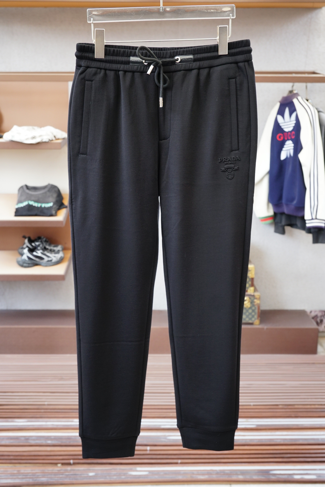 NO:541024,,Prada-2025FW new product is on the market. High-quality trend vane 16827KQM996300008 Selected customized high-end long-length cotton fabrics, including modal, enhance comfort, not monotonous, not boring, and add an elegant style. Fine needle movement. The overall line is smooth and not crooked. Small details reflect the big role. Add a fashionable atmosphere. Special style and tailoring. Comprehensive ergonomics. Simple and fashionable modern trend. 2 colors are in line. Super high cost performance. Quality control texture and details are analogous to the first-tier brand factories. Recommended liver (P family series) Code S—-4XL,,prada,prada,alexander wang19860909,Prada普拉达-2025FW新品火爆上市啦 高品质量潮流风向标 16827KQM996300008 精选定制高端长绒棉面料 内含莫代尔 增强舒适度 不单调不乏味整体更添一层雅致格调 精细针法走位 走线细节设计整体线条流畅不歪斜 小细节体现大作用 增添了时尚气息 版型特调剪裁综合人体工学 简约时尚现代潮流 2色齐发 超高性价比 品控质感细节类比超一线品牌工厂 爆肝推荐（P家系列） 码数Ｓ—-4XL,,prada,prada,alexander wang,Men's clothing