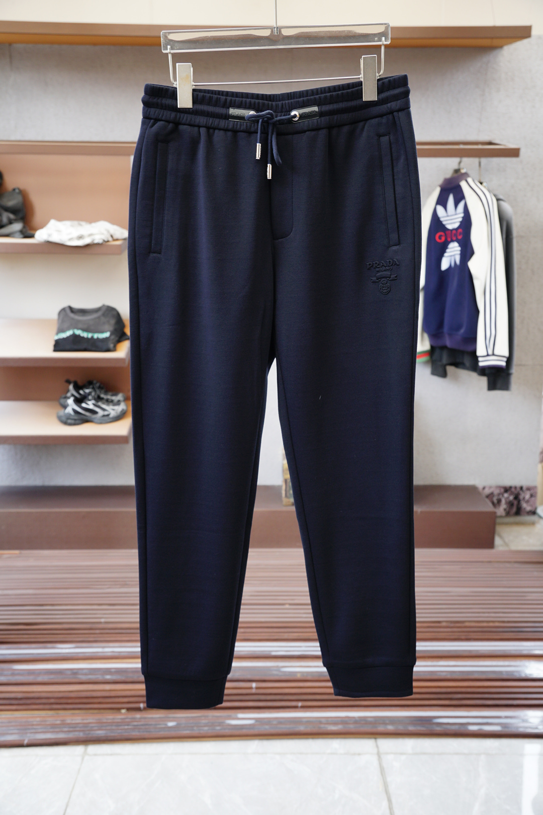 NO:541037,,Prada-2025FW new product is on the market. High-quality trend vane 16827KQM996300008 Selected customized high-end long-length cotton fabrics, including modal, enhance comfort, not monotonous, not boring, and add an elegant style. Fine needle movement. The overall line is smooth and not crooked. Small details reflect the big role. Add a fashionable atmosphere. Special style and tailoring. Comprehensive ergonomics. Simple and fashionable modern trend. 2 colors are in line. Super high cost performance. Quality control texture and details are analogous to the first-tier brand factories. Recommended liver (P family series) Code S—-4XL,,prada,prada,alexander wang19860909,Prada普拉达-2025FW新品火爆上市啦 高品质量潮流风向标 16827KQM996300008 精选定制高端长绒棉面料 内含莫代尔 增强舒适度 不单调不乏味整体更添一层雅致格调 精细针法走位 走线细节设计整体线条流畅不歪斜 小细节体现大作用 增添了时尚气息 版型特调剪裁综合人体工学 简约时尚现代潮流 2色齐发 超高性价比 品控质感细节类比超一线品牌工厂 爆肝推荐（P家系列） 码数Ｓ—-4XL,,prada,prada,alexander wang,Men's clothing