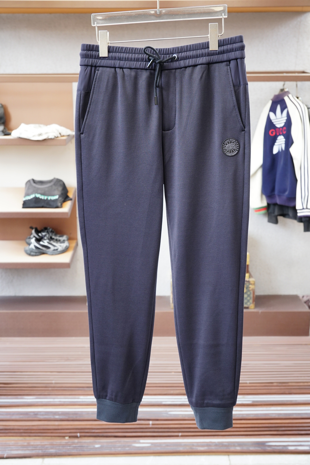 NO:541036,Canada Goose-2025FW new product is on the market. High-quality trend vane. 16826KQM996175008 Selected customized high-end long-length cotton fabric. The fabric is comfortable and soft. It is not monotonous or boring. The overall addition of an elegant style. Fine needle movement. The overall line is smooth and not crooked. Small details reflect the big role. Add a fashionable atmosphere. The special style and tailoring are comprehensive ergonomics. Simple and fashionable modern trend. 2 colors are in line. Super high cost-effective. Quality control texture and details are analogous to the first-tier brand factories. Recommended liver (B family series) S—-4XL,,alexander wang19860909加拿大鹅-2025FW新品火爆上市啦 高品质量潮流风向标 16826KQM996175008 精选定制高端长绒棉面料 面料舒适柔软 不单调不乏味整体更添一层雅致格调 精细针法走位 走线细节设计整体线条流畅不歪斜 小细节体现大作用 增添了时尚气息 版型特调剪裁综合人体工学 简约时尚现代潮流 2色齐发 超高性价比 品控质感细节类比超一线品牌工厂 爆肝推荐（B家系列） 码数Ｓ—-4XL,,alexander wang,Men's clothing