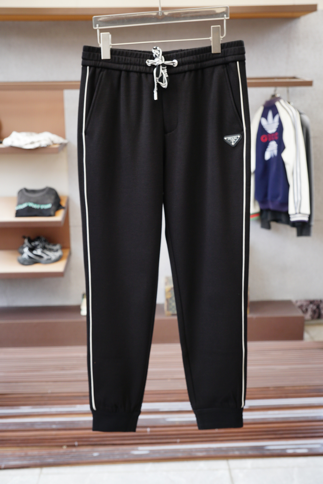 NO:541026,; Prada/2025FW new product is on the market. High-quality trend vane 16827KQM996300008 Selected customized high-end long-length cotton fabric. Contains modal. Enhanced comfort. Not monotonous and boring. The overall addition of an elegant style. Fine needle movement. The overall line is smooth and not crooked. Small details reflect the big role. Add a fashionable atmosphere. Special style and tailoring. Comprehensive ergonomics. Simple and fashionable modern trend. 2 colors are in line. Super high cost performance. Quality control texture and details are analogous to the first-tier brand factories. Recommended liver (P family series) Code S—-4XL,,prada,prada,alexander wang19860909；Prada普拉达/2025FW新品火爆上市啦 高品质量潮流风向标 16827KQM996300008 精选定制高端长绒棉面料 内含莫代尔 增强舒适度 不单调不乏味整体更添一层雅致格调 精细针法走位 走线细节设计整体线条流畅不歪斜 小细节体现大作用 增添了时尚气息 版型特调剪裁综合人体工学 简约时尚现代潮流 2色齐发 超高性价比 品控质感细节类比超一线品牌工厂 爆肝推荐（P家系列） 码数Ｓ—-4XL,,prada,prada,alexander wang,Men's clothing