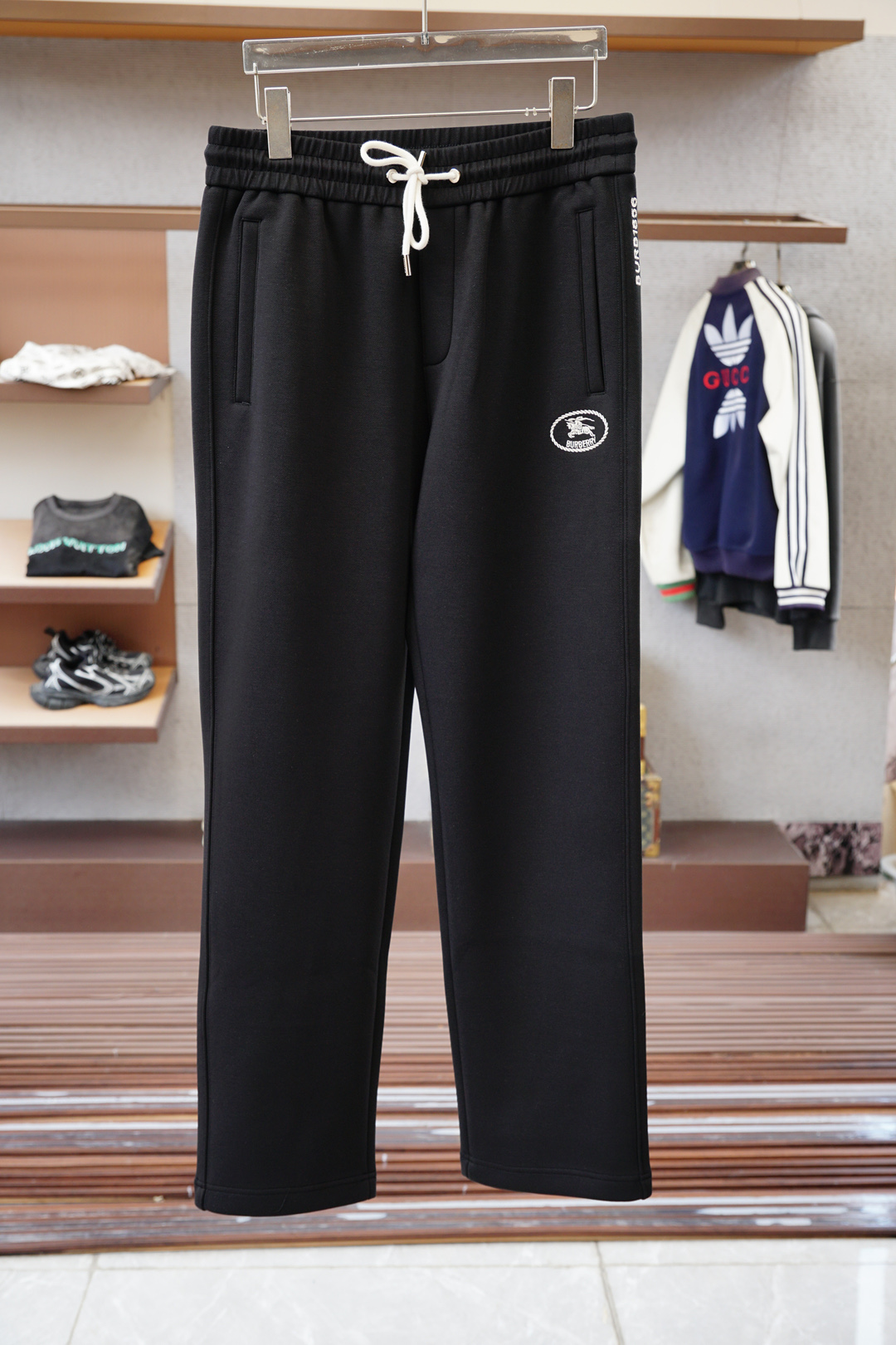 NO:541028,,BBR Burberry/2025FW new product is on the market. High-quality trend trend vane 16826KQM996175008 Selected customized high-end long-length cotton fabric. The fabric is comfortable and soft. It is not monotonous or boring. The overall addition of an elegant style. Fine needle movement. The overall line is smooth and not crooked. Small details reflect the big role. Add a fashionable atmosphere. The special style and tailoring are comprehensive ergonomics. Simple and fashionable modern trend. 2 colors are in line. Super high cost performance. Quality control texture and details are analogous to the first-tier brand factories. Recommended liver (B family series) S—-4XL,,burberry,alexander wang19860909,BBR巴宝莉/2025FW新品火爆上市啦 高品质量潮流风向标 16826KQM996175008 精选定制高端长绒棉面料 面料舒适柔软 不单调不乏味整体更添一层雅致格调 精细针法走位 走线细节设计整体线条流畅不歪斜 小细节体现大作用 增添了时尚气息 版型特调剪裁综合人体工学 简约时尚现代潮流 2色齐发 超高性价比 品控质感细节类比超一线品牌工厂 爆肝推荐（B家系列） 码数Ｓ—-4XL,,burberry,alexander wang,Men's clothing