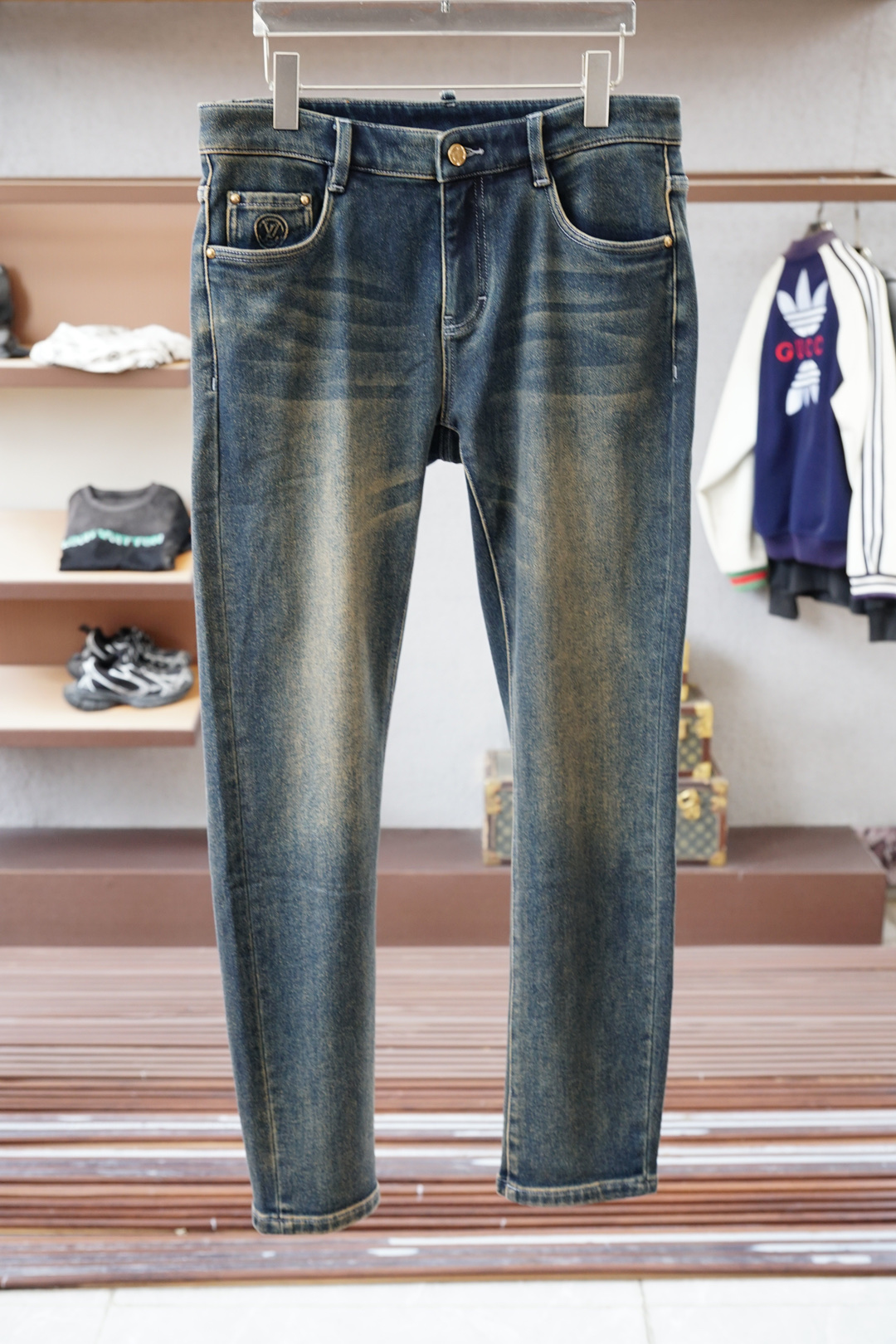 NO:541018,,LV Louis Vuitton/ 2025FW new product is on the market. High-quality trend vane 16827KQM900910008 Selected customized high-end denim fabric. After the triple pulp washing and water test, the color process is complex and diverse. The overall color is not monotonous or boring. It adds an elegant style. Fine needle movement. Small scimitar classic design style. The wiring details design overall smooth and not crooked. Small details reflect the big role. Add a fashionable atmosphere. The special style and tailoring are comprehensive ergonomics. Simple and fashionable modern trend. Ultra-high cost-effective. Quality control texture and details are analogous to the first-tier brand factories. Recommended liver (L family series) 30-38.,louis vuitton,louis vuitton,louis vuitton,alexander wang19860909,LV路易威登/ 2025FW新品火爆上市啦 高品质量潮流风向标 16827KQM900910008 精选定制高端牛仔面料 经过三重浆洗洗水试色工艺复杂多样 整体不单调不乏味更添一层雅致格调 精细针法走位 小弯刀经典设计版型 走线细节设计整体线条流畅不歪斜 小细节体现大作用 增添了时尚气息 版型特调剪裁综合人体工学 简约时尚现代潮流 超高性价比 品控质感细节类比超一线品牌工厂 爆肝推荐（L家系列） 码数30—38,,louis vuitton,louis vuitton,louis vuitton,alexander wang,Men's clothing