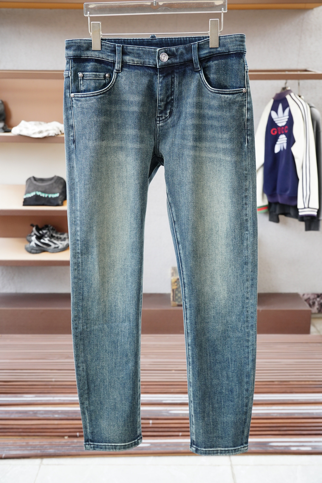 NO:541035,, Prada-2025FW new product is launched in the market, high-quality trend trend vane 16827KQM900910008 Selected customized high-end denim fabrics. After the triple pulp washing and water test, the color test process is complex and diverse. The overall color is not monotonous or boring. It adds an elegant style. Fine needle movement. Small scimitar classic design pattern. The wiring details design overall smooth and not crooked. Small details reflect the big role. Add a fashionable atmosphere. The special style and tailoring are comprehensive ergonomics. Simple and fashionable modern trend. Ultra-high cost-effectiveness. Quality control texture and details are analogous to the first-tier brand factories. Recommended liver (Pujia series) 30-38., prada, prada, prada, alexander wang19860909、Prada普拉达-2025FW新品火爆上市啦高品质量潮流风向标 16827KQM900910008 精选定制高端牛仔面料 经过三重浆洗洗水试色工艺复杂多样 整体不单调不乏味更添一层雅致格调 精细针法走位 小弯刀经典设计版型 走线细节设计整体线条流畅不歪斜 小细节体现大作用 增添了时尚气息 版型特调剪裁综合人体工学 简约时尚现代潮流 超高性价比 品控质感细节类比超一线品牌工厂 爆肝推荐（普家系列） 码数30—38,,prada,prada,prada,alexander wang,Men's clothing