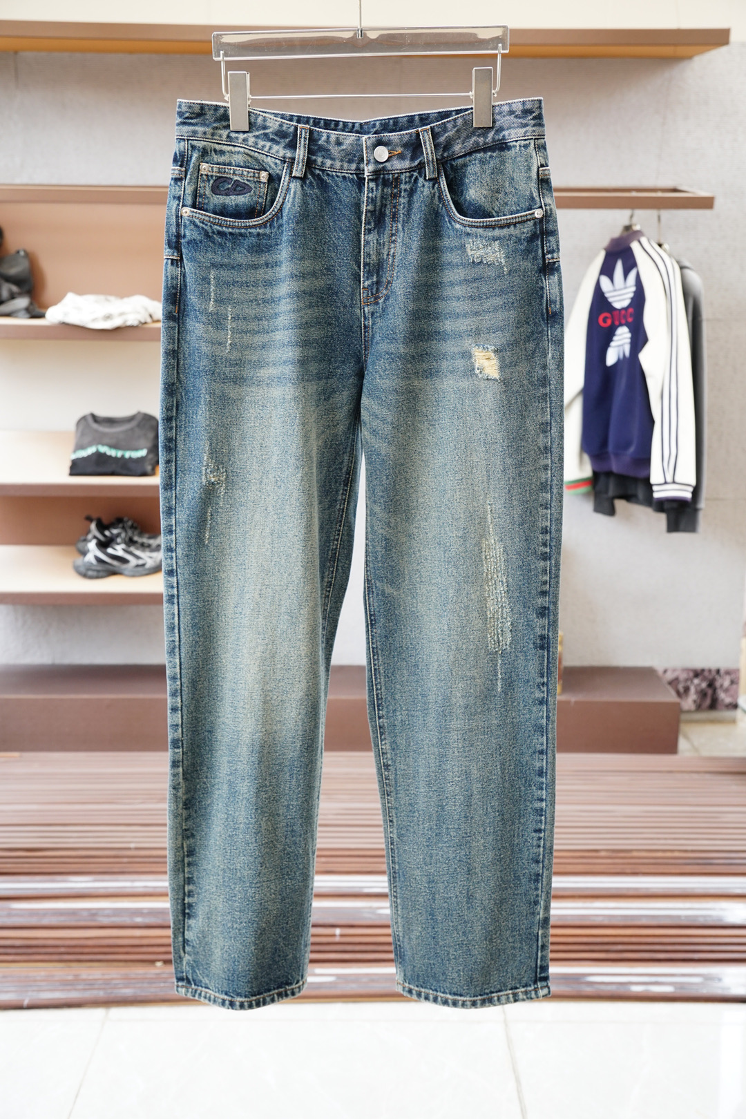 NO:541043,Dior/2025FW new product is launched in the market, high-quality trend trend vane 16827KQM900910008 Selected customized high-end denim fabrics. After the triple pulp washing and water test, the color test process is complex and diverse. The overall color is not monotonous or boring. It also adds an elegant style. Fine needle movement. Small scimitar classic design style. The wiring details design overall smooth and not crooked. Small details reflect the big role. Add a fashionable atmosphere. The special style and tailoring are comprehensive ergonomics. Simple and fashionable modern trend. Super high cost performance. Quality control texture and details are analogous to the first-tier brand factories. Recommended liver (Pujia series) Number of codes 30-38,,dior,dior,prada,alexander wang19860909Dior迪奥/2025FW新品火爆上市啦高品质量潮流风向标 16827KQM900910008 精选定制高端牛仔面料 经过三重浆洗洗水试色工艺复杂多样 整体不单调不乏味更添一层雅致格调 精细针法走位 小弯刀经典设计版型 走线细节设计整体线条流畅不歪斜 小细节体现大作用 增添了时尚气息 版型特调剪裁综合人体工学 简约时尚现代潮流 超高性价比 品控质感细节类比超一线品牌工厂 爆肝推荐（普家系列） 码数30—38,,dior,dior,prada,alexander wang,Men's clothing