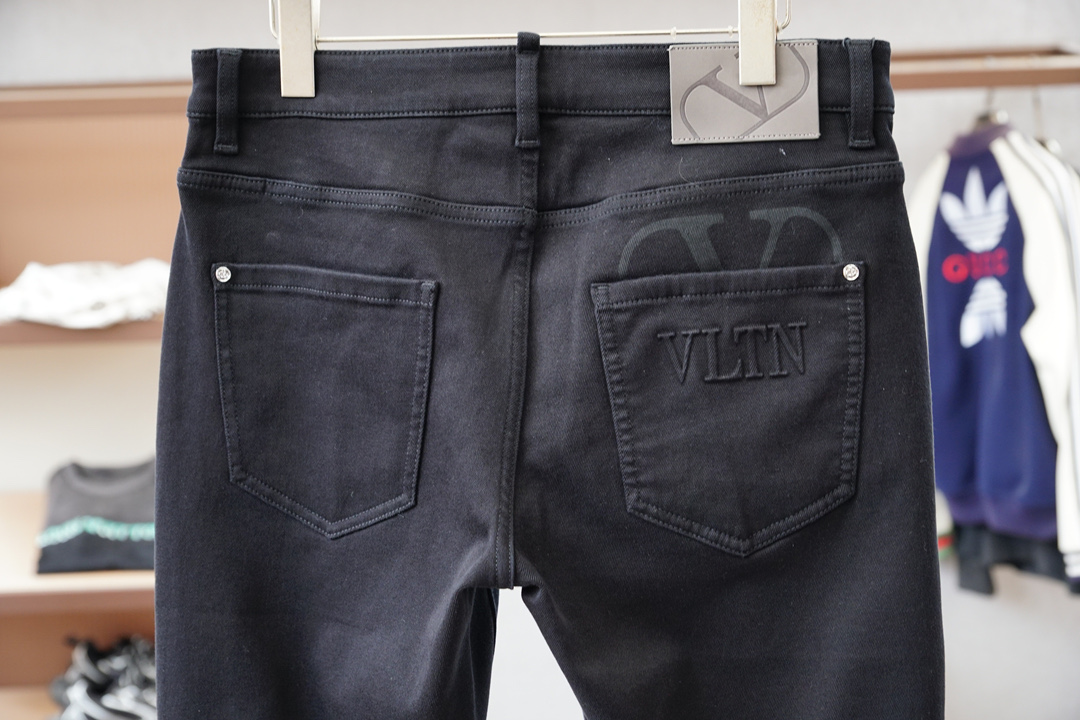 ，华伦天奴-🤎2025FW新品火爆上市啦🤎高品🍁质量🪵潮流🐿风向标🐾🐼16827KQM🐼精选定制高端无带