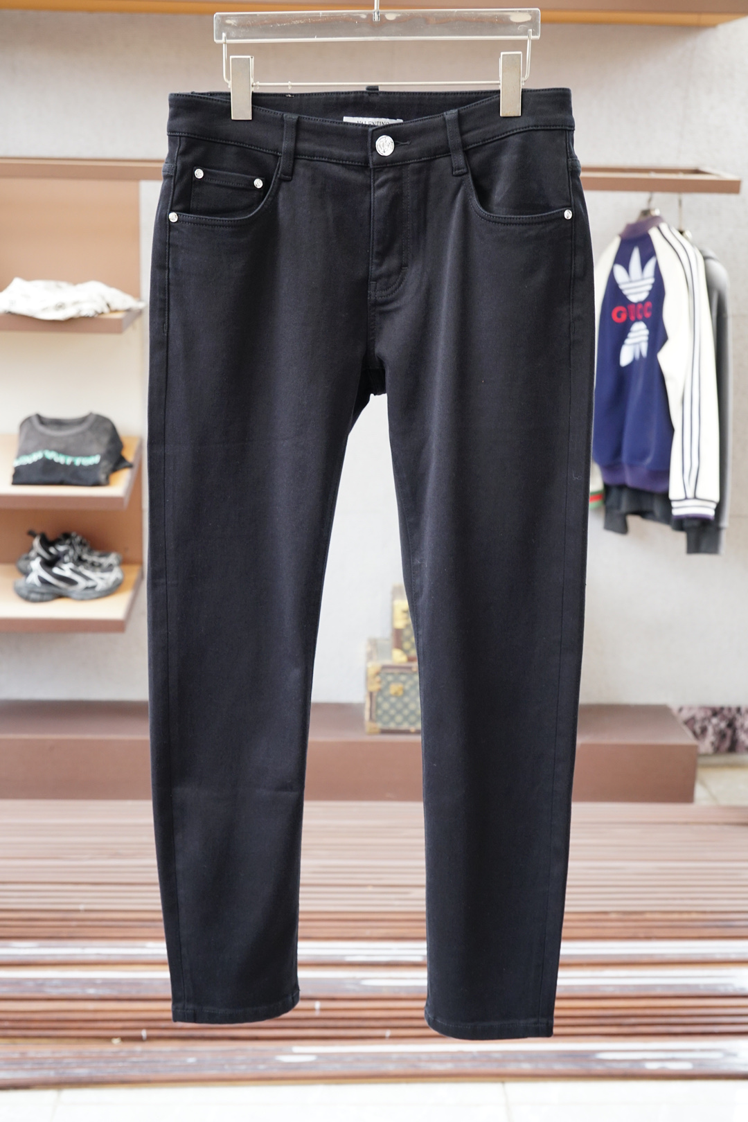 NO:541022,, Valentino-2025FW new product is on the market. High-quality trend vane 16827KQM370870008 Selected customized high-end strapless elastic fabric, full of elasticity, excellent tolerance for the upper body, no leg shape, customized high-end leather brand hardware, rear pocket three-dimensional embroidery thread sorting to enhance the brand's elegant style, fine needle-style positioning, small scimitar style, wiring details design, overall smooth and not crooked, special adjustment and tailoring, comprehensive ergonomics, simple and light luxury modern trend, super high cost performance, quality control texture and details analogy, super first-tier brand factories, explosive recommendation (Huajia series) 30-38,,valentino,alexander wang19860909,华伦天奴-2025FW新品火爆上市啦 高品质量潮流风向标 16827KQM370870008 精选定制高端无带四面弹面料 弹力十足 上身包容度极佳 不挑任何腿型 订制高端皮牌五金 后兜口立体绣线整理拉升品牌雅致格调 精细针法走位 小弯刀版型 走线细节设计整体线条流畅不歪斜 版型特调剪裁综合人体工学 简约轻奢现代潮流 超高性价比 品控质感细节类比超一线品牌工厂 爆肝推荐（华家系列） 码数30—38,,valentino,alexander wang,Men's clothing