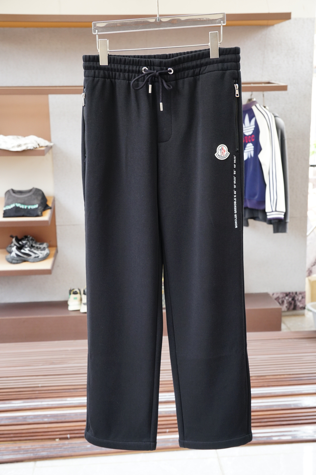 NO:541034,, , 2025FW new product is on the market, high-quality trend vane 16826KQM996175008 Selected customized high-end long-length cotton fabric, the fabric is comfortable and soft, not monotonous or boring, and the whole adds an elegant style. Fine needle movement. The overall line is smooth and not crooked. Small details reflect the big role. Add a fashionable atmosphere. Special style and tailoring. Comprehensive ergonomics. Simple and fashionable modern trend. 2 colors are in line. Super high cost performance. Quality control texture and details are analogous to the first-tier brand factories. Recommended liver (B family series) S—-4XL,,Moncler,alexander wang19860909,蒙口/2025FW新品火爆上市啦 高品质量潮流风向标 16826KQM996175008 精选定制高端长绒棉面料 面料舒适柔软 不单调不乏味整体更添一层雅致格调 精细针法走位 走线细节设计整体线条流畅不歪斜 小细节体现大作用 增添了时尚气息 版型特调剪裁综合人体工学 简约时尚现代潮流 2色齐发 超高性价比 品控质感细节类比超一线品牌工厂 爆肝推荐（B家系列） 码数Ｓ—-4XL,,Moncler,alexander wang,Men's clothing