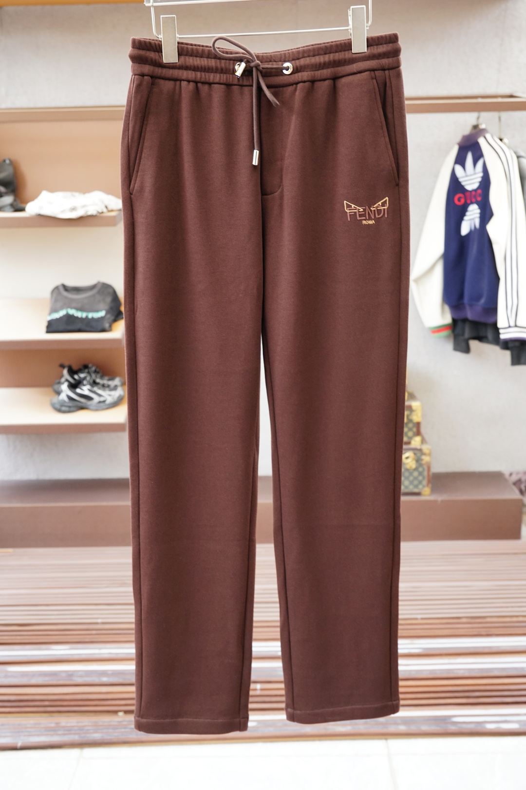 NO:541030,Fendi/2025FW new product is on the market. High-quality trend vane 16826KQM996175008 Selected customized high-end long-length cotton fabric. The fabric is comfortable and soft. It is not monotonous or boring. The overall addition of an elegant style. Fine needle movement. The overall line is smooth and not crooked. Small details reflect the big role. Add a fashionable atmosphere. The special style and tailoring are comprehensive ergonomics. Simple and fashionable modern trend. 2 colors are in line. Super high cost-effective. Quality control texture and details are analogous to the first-tier brand factories. Recommended liver (Fenjia series) S--4XL,,fendi,fendi,fendi,alexander wang19860909Fendi芬迪/2025FW新品火爆上市啦 高品质量潮流风向标 16826KQM996175008 精选定制高端长绒棉面料 面料舒适柔软 不单调不乏味整体更添一层雅致格调 精细针法走位 走线细节设计整体线条流畅不歪斜 小细节体现大作用 增添了时尚气息 版型特调剪裁综合人体工学 简约时尚现代潮流 2色齐发 超高性价比 品控质感细节类比超一线品牌工厂 爆肝推荐（芬家系列） 码数Ｓ—-4XL,,fendi,fendi,fendi,alexander wang,Men's clothing