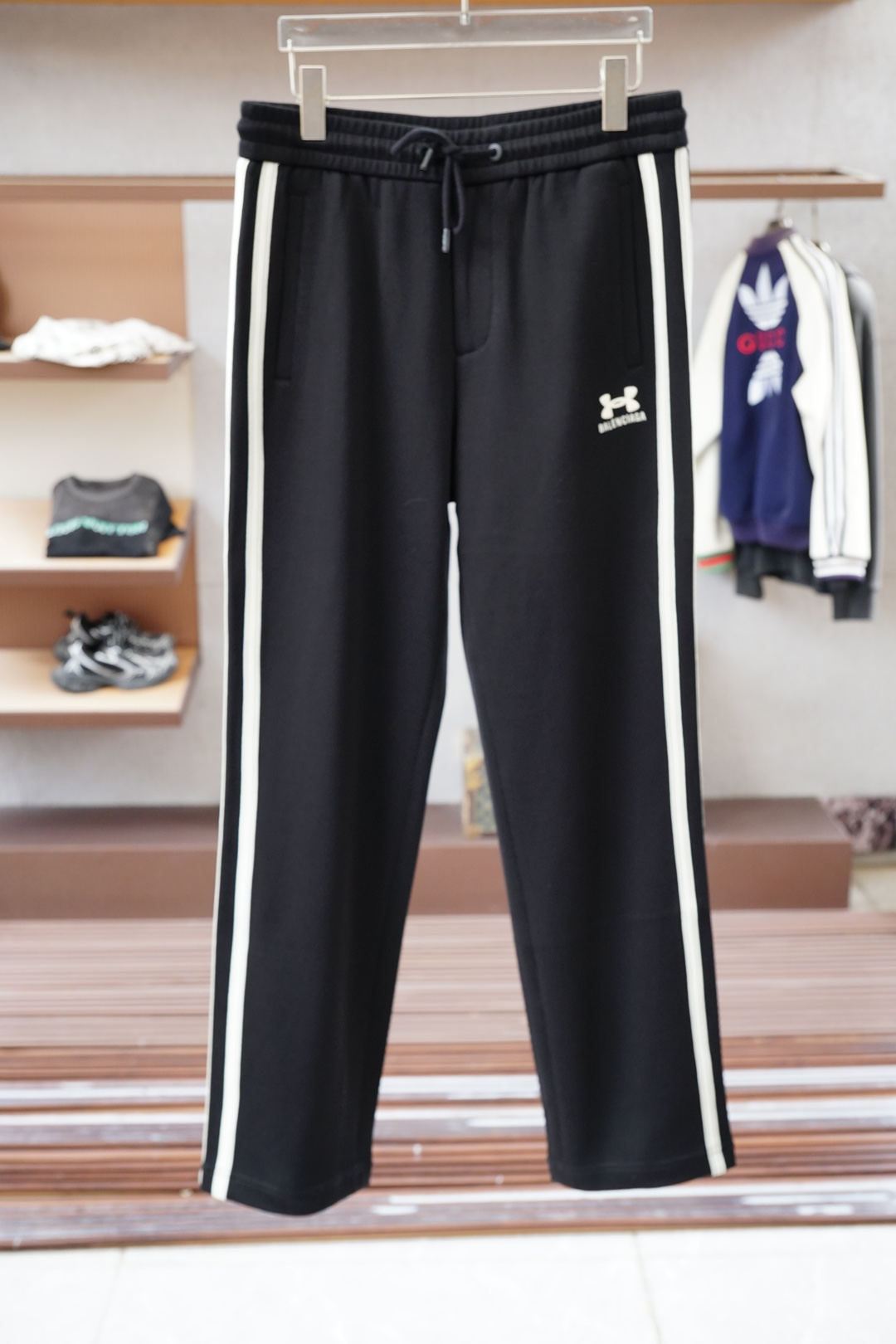 NO:541032,Balenciaga-2025FW new product is on the market. High-quality trend trend vane 16826KQM996175008 Selected customized high-end long-length cotton fabric. The fabric is comfortable and soft. It is not monotonous or boring. The overall addition of an elegant style. Fine needle movement. The overall line is smooth and not crooked. Small details reflect the big role. Add a fashionable atmosphere. The special style and tailoring are comprehensive ergonomics. Simple and fashionable modern trend. 2 colors are in line. Super high cost performance. Quality control texture and details are analogous to the first-tier brand factories. Recommended liver (B family series) S—-4XL,,balenciaga,alexander wang19860909巴黎世家-2025FW新品火爆上市啦 高品质量潮流风向标 16826KQM996175008 精选定制高端长绒棉面料 面料舒适柔软 不单调不乏味整体更添一层雅致格调 精细针法走位 走线细节设计整体线条流畅不歪斜 小细节体现大作用 增添了时尚气息 版型特调剪裁综合人体工学 简约时尚现代潮流 2色齐发 超高性价比 品控质感细节类比超一线品牌工厂 爆肝推荐（B家系列） 码数Ｓ—-4XL,,balenciaga,alexander wang,Men's clothing