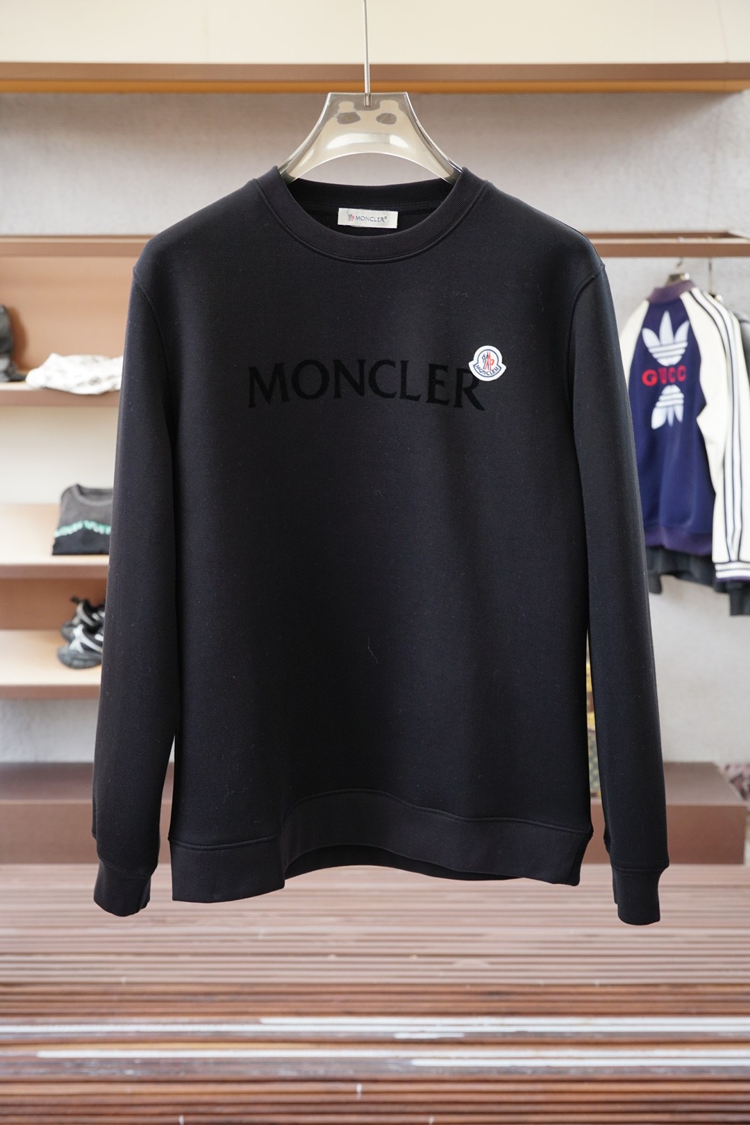 NO:549159,2025 autumn and winter series is available for new hoodies Moncler - Fashionable and classic men's round neck sweatshirt!  The 400G pure cotton double-strand yarn material not only ensures the comfort and skin-friendliness of the clothes, but also greatly improves its durability and warmth. This high-weight pure cotton fabric has been treated with special weaving to form a delicate and elastic texture like a beef tripe. It can fit the body shape and not lose the space for free movement when worn. It is an ideal choice for daily wear. Simple and fashionable, with the front chest letter logo logo decoration more classy. Whether it is matched with casual pants or jeans, this round-neck sweatshirt can be easily controlled and becomes a versatile item in your wardrobe. It can not only meet your requirements for daily wear comfort, but also inadvertently reveal your unique taste and fashion attitude, allowing you to stand out from the crowd. Size M-3XL, Moncler, hoodie, sweatshirts, jeans, alexander wang198609092025秋冬系列上新 蒙口 Moncler-时尚经典男士圆领卫衣！采用400G纯棉双股纱材质,不仅确保了衣物的舒适亲肤性,还大大提升了其耐用性和保暖性.这种高克重的纯棉面料,经过特殊织法处理,形成如牛肚般细腻且有弹性的质感,穿着时既能贴合身形,又不失自由活动的空间,是日常穿搭的理想选择.简单时尚,前胸字母logo标识装饰更显档次 无论是搭配休闲裤还是牛仔裤这款圆领卫衣都能轻松驾驭,成为你衣橱中的百搭单品.它不仅能够满足你对日常穿着舒适度的要求,更能在不经意间流露出你的独特品味和时尚态度,让你在人群中脱颖而出.尺码M-3XL,,Moncler,hoodie,sweatshirts,jeans,alexander wang,Men's clothing