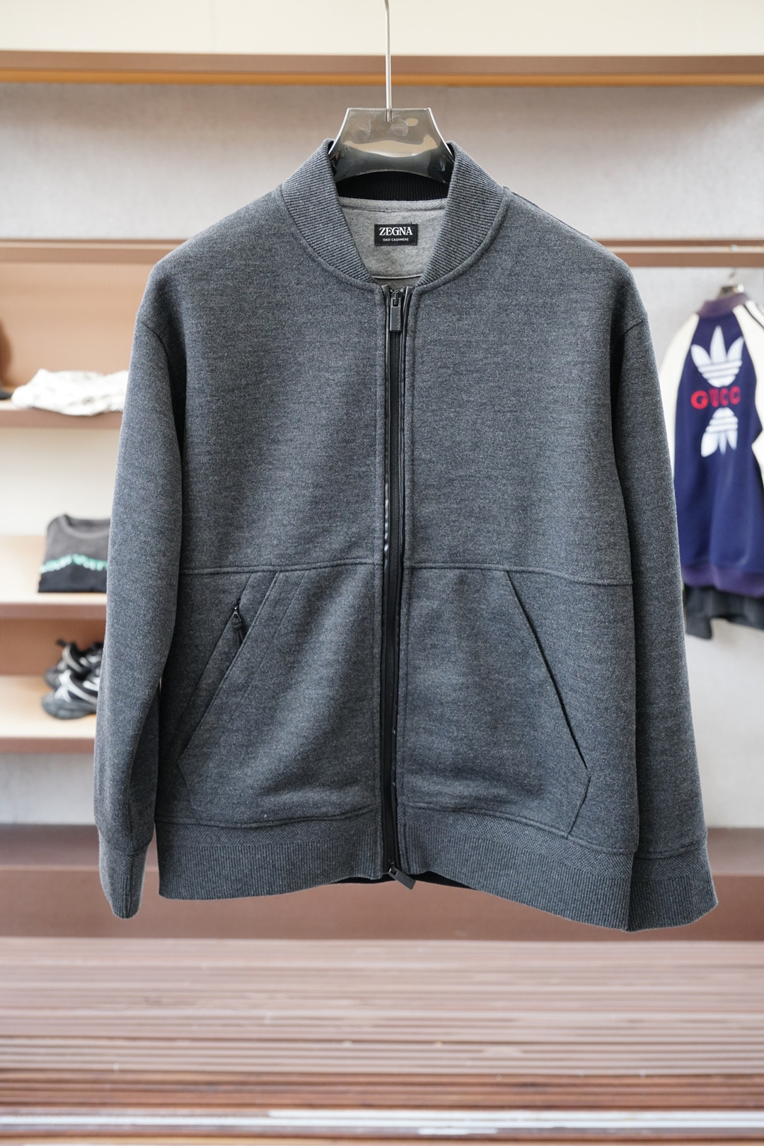 NO:549147,2025 autumn and winter series new Zegna men's casual zipper sports suit overseas counters synchronized!  The exquisite high-end luxury classic stand-up collar design is made of high-end customized fabrics and high-weight fabrics, which are soft and comfortable!  The hand feels delicate and soft, the upper body is comfortable and breathable, the style of luxurious classic brand elements is luxurious and elegant, the style is versatile, the dress is not picky, the workmanship is fine and meticulous, and there is no pressure when entering and leaving the counter. It is definitely a good product worth buying!  Size M-3XL,,zegna,alexander wang198609092025秋冬系列上新 杰尼亚 男士休闲拉链运动套装海外专柜同步！精致高级奢华经典立领设计采用高档定制面料,高克重面料,具备柔软舒适！手感细腻柔软 上身舒适透气 奢华经典品牌元素风范 奢华大气 百搭款式 穿着不挑人 ,做工精细一丝不苟 ,出入专柜无压力 绝对值得人手一件的好货！尺码M-3XL,,zegna,alexander wang,Men's clothing