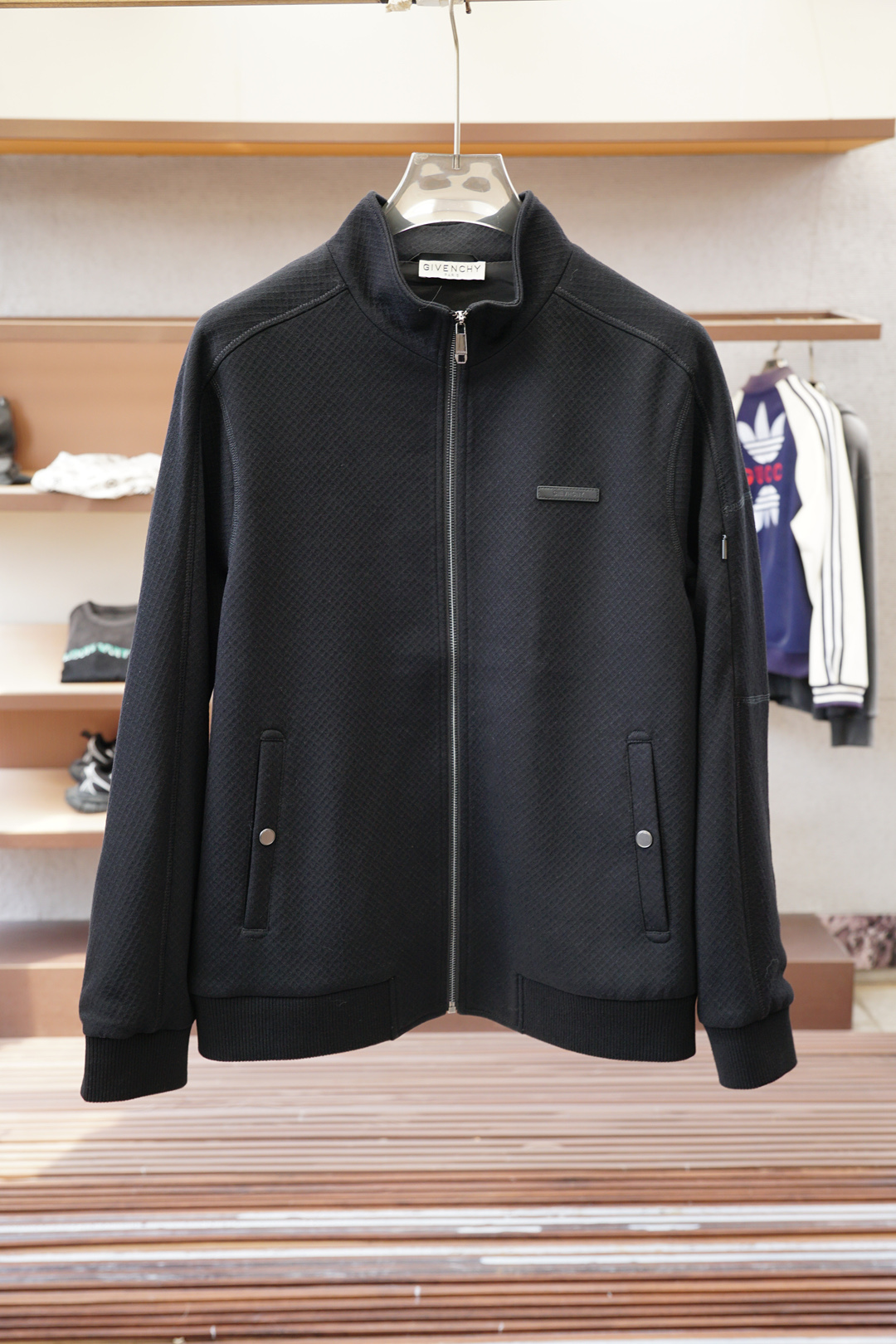 NO:549123,Givenchy GVC-Autumn and Winter Series is new, fashionable and exquisite stand-alone jacket, this sweatshirt is imported, cotton ultra-fine wool, and super comfortable wearing experience!  Three-dimensional tailoring is easy to wear and not picky! The three-dimensional embroidered logo on the chest is exquisite and dense, simple and exquisite. The small stand collar + half-zipper pullover style is easy to put on and take off!  Your neck will not be exposed to the cold wind in winter!  Especially suitable for outdoor sports in autumn and winter!  !  Whether it is the outside or the inside, the brand spirit is everywhere!  Logo, details are in place!  Size M-3XL, given hoodie, sweatshirts, jackets & coats, alexander wang19860909纪梵希GVC-秋冬系列上新 时尚精致立领外套, 此款卫衣采用进口.棉超细羊毛超舒适的穿着体验！立体剪裁 好穿不挑人!胸前的立体刺绣LOGO精致密实,简约又精致.小立领+半拉链的套头款,方便穿脱！冬天脖子也不会暴露在冷风中！尤其适合秋冬户外运动时穿着！！不管是外侧,还是内里考究做工,无处不在的品牌精神！标志,细节很到位！尺码M-3XL,,givenchy,hoodie,sweatshirts,jackets & coats,alexander wang,Men's clothing