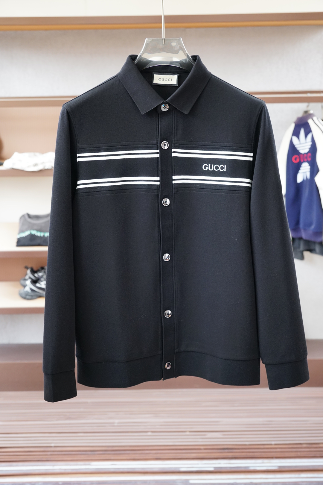 NO:549118,Gucci / Autumn and Winter Series is new, fashionable and exquisite stand-alone jacket, this sweatshirt is made of imported pure cotton fabric, which is a super comfortable wearing experience!  Three-dimensional tailoring is easy to wear and not picky! The three-dimensional embroidered logo on the chest is exquisite and dense, simple and exquisite. The small stand collar + half-zipper pullover style is easy to put on and take off!  Your neck will not be exposed to the cold wind in winter!  Especially suitable for outdoor sports in autumn and winter!  !  Whether it is the outside or the inside, the brand spirit is everywhere!  Logo, details are in place!  Size M-3XL, gucci, hoodie, sweatshirts, jackets & coats, alexander wang19860909Gucci古奇/秋冬系列上新 时尚精致立领外套, 此款卫衣采用进口纯棉面料 超舒适的穿着体验！立体剪裁 好穿不挑人!胸前的立体刺绣LOGO精致密实,简约又精致.小立领+半拉链的套头款,方便穿脱！冬天脖子也不会暴露在冷风中！尤其适合秋冬户外运动时穿着！！不管是外侧,还是内里考究做工,无处不在的品牌精神！标志,细节很到位！尺码M-3XL,,gucci,hoodie,sweatshirts,jackets & coats,alexander wang,Men's clothing