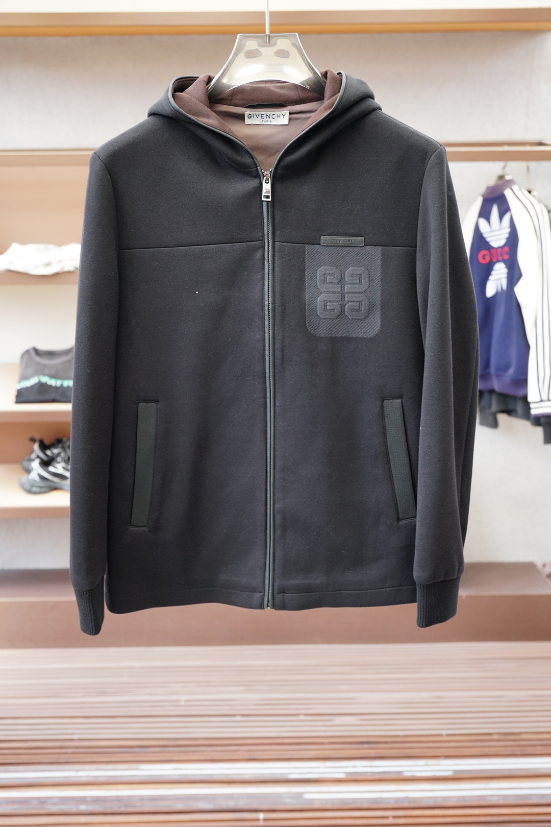 NO:549133,Givenchy - New in autumn and winter series, fashionable and exquisite hooded jacket, this sweatshirt is made of imported cotton and wool fabric, which is a super comfortable wearing experience!  Three-dimensional tailoring is easy to wear and not picky! The three-dimensional embroidered logo on the chest is exquisite and dense, simple and exquisite. The small stand collar + half-zipper pullover style is easy to put on and take off!  Your neck will not be exposed to the cold wind in winter!  Especially suitable for outdoor sports in autumn and winter!  !  Whether it is the outside or the inside, the brand spirit is everywhere!  Logo, details are in place!  Size M-3XL, given hoodie, sweatshirts, jackets & coats, hats, alexander wang19860909纪梵希-秋冬系列上新 时尚精致连帽外套, 此款卫衣采用进口棉羊毛面料 超舒适的穿着体验！立体剪裁 好穿不挑人!胸前的立体刺绣LOGO精致密实,简约又精致.小立领+半拉链的套头款,方便穿脱！冬天脖子也不会暴露在冷风中！尤其适合秋冬户外运动时穿着！！不管是外侧,还是内里考究做工,无处不在的品牌精神！标志,细节很到位！尺码M-3XL,,givenchy,hoodie,sweatshirts,jackets & coats,hats,alexander wang,Men's clothing