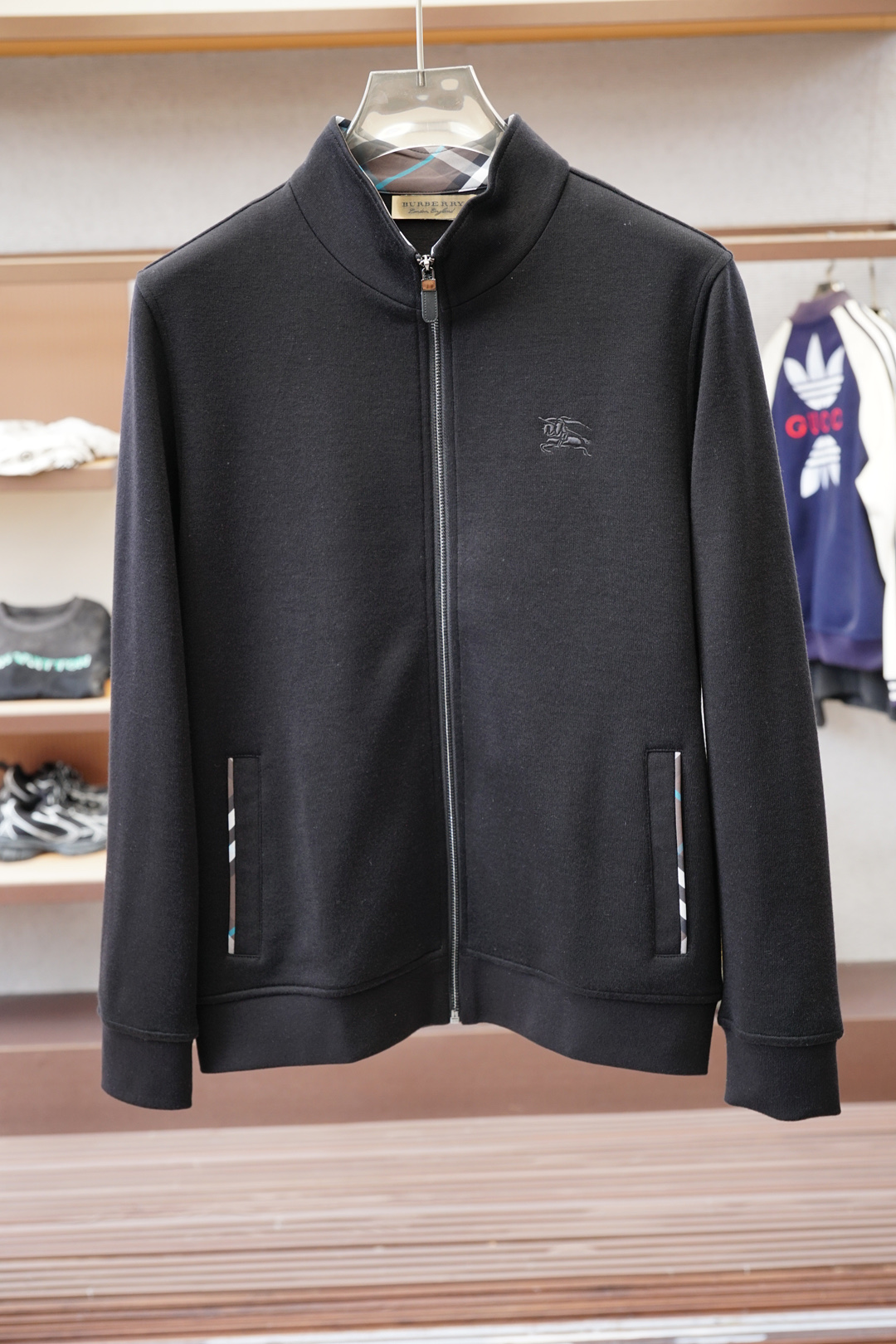 NO:549138,Gucci / Autumn and Winter Series is new, fashionable and exquisite stand-alone jacket, this sweatshirt is made of imported thickened 450g knitted cotton fabric, which is a super comfortable wearing experience!  Three-dimensional tailoring is easy to wear and not picky! The three-dimensional embroidered logo on the chest is exquisite and dense, simple and exquisite. The small stand collar + half-zipper pullover style is easy to put on and take off!  Your neck will not be exposed to the cold wind in winter!  Especially suitable for outdoor sports in autumn and winter!  !  Whether it is the outside or the inside, the brand spirit is everywhere!  Logo, details are in place!  Size M-3XL, gucci, hoodie, sweatshirts, jackets & coats, alexander wang19860909Gucci古奇/秋冬系列上新 时尚精致立领外套, 此款卫衣采用进口加厚450克针织棉面料 超舒适的穿着体验！立体剪裁 好穿不挑人!胸前的立体刺绣LOGO精致密实,简约又精致.小立领+半拉链的套头款,方便穿脱！冬天脖子也不会暴露在冷风中！尤其适合秋冬户外运动时穿着！！不管是外侧,还是内里考究做工,无处不在的品牌精神！标志,细节很到位！尺码M-3XL,,gucci,hoodie,sweatshirts,jackets & coats,alexander wang,Men's clothing