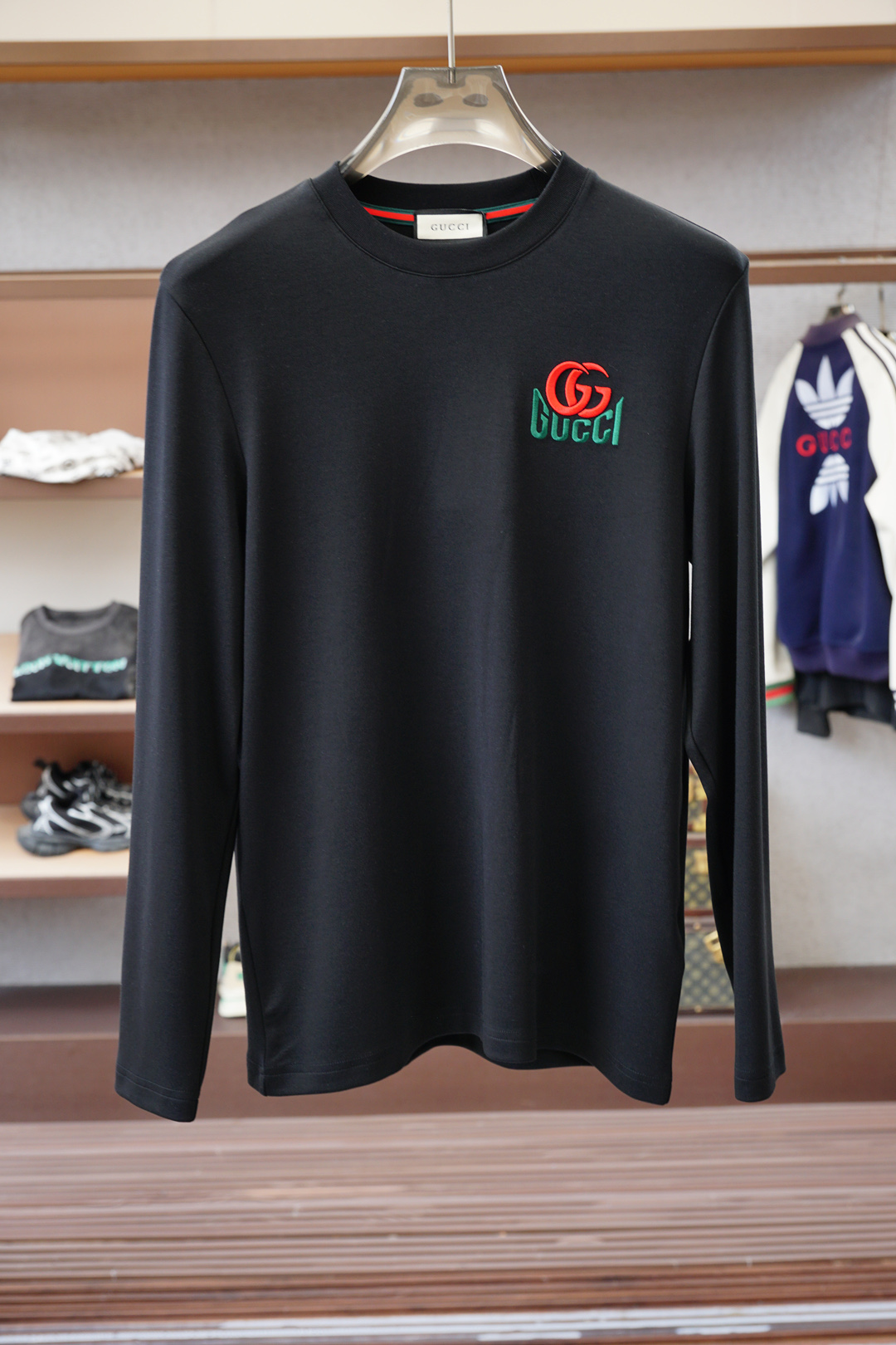 NO:549119,Gucci - 2025 autumn and winter series is new. Men's fashionable and casual base shirt, long-sleeved T-shirt, selected imported double-sided mercerized cotton fabric, exquisite logo on the chest, excellent comfort and breathability, excellent soft, wrinkle-resistant elasticity and drooping. Whether worn alone or in the inner wear, they are very handsome, which conforms to men's practical dressing habits, pursues luxury, noble and elegant style, and creates extraordinary men's taste. The visual effect is very good, the grade is extremely high, simple and fashionable, and a must-have choice for casual business!  Size M-3XL, gucci,tees, t-shirt,alexander wang19860909Gucci古奇-2025秋冬系列上新 男士时尚休闲打底衫长袖T恤,精选进口双面丝光棉面料,胸前精致logo打造,舒适性与透气性兼优,柔软抗皱弹性和垂性极佳,无论是单穿或是内搭都是帅气十足,吻合了男性实用穿衣习惯,追求奢华高贵优雅风范,打造不凡男士品味,视觉效果非常赞,档次极高,简约时尚,休闲商务必备之选！尺码M-3XL,,gucci,tees，t-shirt,alexander wang,Men's clothing