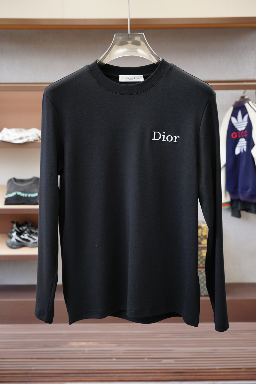 NO:549124,Dior-2025 autumn and winter series is available for new men's fashionable casual base shirt, long-sleeved T-shirt, selected imported double-sided mercerized cotton fabric, exquisite logo on the chest, excellent comfort and breathability, excellent soft, wrinkle-resistant elasticity and drooping. Whether worn alone or in the inner wear, it is very handsome, which conforms to the practical dressing habits of men, pursues luxury, noble and elegant style, and creates extraordinary men's taste. The visual effect is very good, the grade is extremely high, simple and fashionable, and a must-have choice for casual business!  Size M-3XL, dior,dior,tees,t-shirt,alexander wang19860909Dior迪奥-2025秋冬系列上新 男士时尚休闲打底衫长袖T恤,精选进口双面丝光棉面料,胸前精致logo打造,舒适性与透气性兼优,柔软抗皱弹性和垂性极佳,无论是单穿或是内搭都是帅气十足,吻合了男性实用穿衣习惯,追求奢华高贵优雅风范,打造不凡男士品味,视觉效果非常赞,档次极高,简约时尚,休闲商务必备之选！尺码M-3XL,,dior,dior,tees，t-shirt,alexander wang,Men's clothing