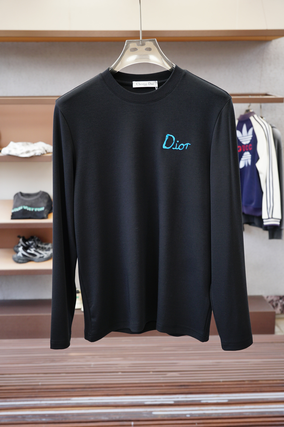 NO:549134,Dior/2025 autumn and winter series is new. Men's fashionable and casual base shirt, long-sleeved T-shirt, selected imported double-sided mercerized cotton fabric, exquisite logo on the chest, excellent comfort and breathability, excellent soft, wrinkle-resistant elasticity and drooping. Whether worn alone or in the inner wear, they are very handsome, which conforms to men's practical dressing habits, pursues luxury, noble and elegant style, and creates extraordinary men's taste. The visual effect is very good, the grade is extremely high, simple and fashionable, and a must-have choice for casual business!  Size M-3XL, dior,dior,tees,t-shirt,alexander wang19860909Dior迪奥/2025秋冬系列上新 男士时尚休闲打底衫长袖T恤,精选进口双面丝光棉面料,胸前精致logo打造,舒适性与透气性兼优,柔软抗皱弹性和垂性极佳,无论是单穿或是内搭都是帅气十足,吻合了男性实用穿衣习惯,追求奢华高贵优雅风范,打造不凡男士品味,视觉效果非常赞,档次极高,简约时尚,休闲商务必备之选！尺码M-3XL,,dior,dior,tees，t-shirt,alexander wang,Men's clothing