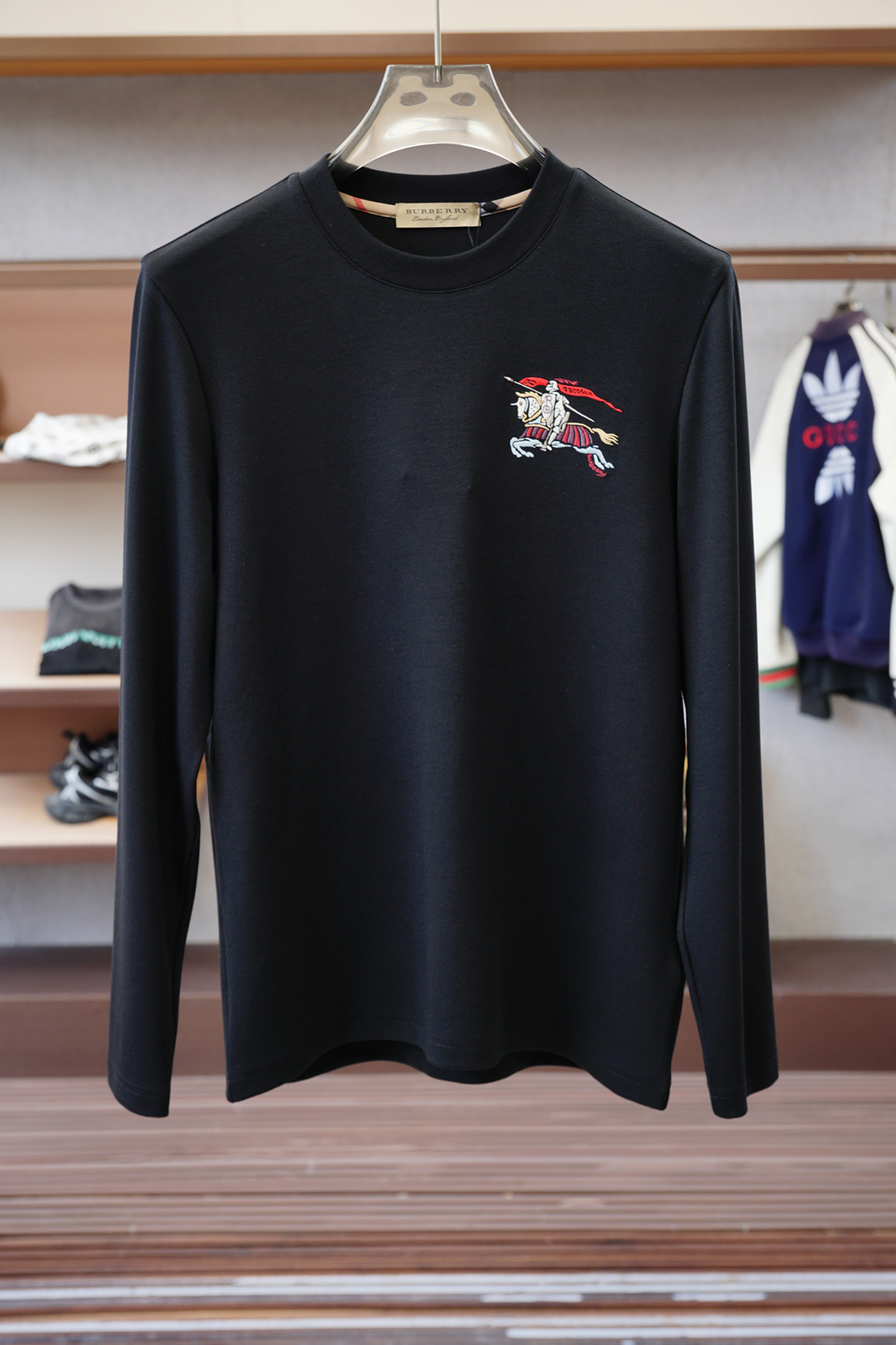 NO:549139,BBR Burberry - 2025 autumn and winter series is new. Men's fashionable and casual base shirt, long-sleeved T-shirt, selected imported double-sided mercerized cotton fabric, exquisite logo on the chest, excellent comfort and breathability, excellent soft, wrinkle-resistant elasticity and drooping. Whether worn alone or in the inner wear, it is very handsome, which conforms to men's practical dressing habits, pursues luxury, noble and elegant style, and creates extraordinary men's taste. The visual effect is very good, the grade is extremely high, simple and fashionable, and a must-have choice for casual business!  Size M-3XL, Burberry, Tees, t-shirt, alexander wang19860909BBR巴宝莉-2025秋冬系列上新 男士时尚休闲打底衫长袖T恤,精选进口双面丝光棉面料,胸前精致logo打造,舒适性与透气性兼优,柔软抗皱弹性和垂性极佳,无论是单穿或是内搭都是帅气十足,吻合了男性实用穿衣习惯,追求奢华高贵优雅风范,打造不凡男士品味,视觉效果非常赞,档次极高,简约时尚,休闲商务必备之选！尺码M-3XL,,burberry,tees，t-shirt,alexander wang,Men's clothing