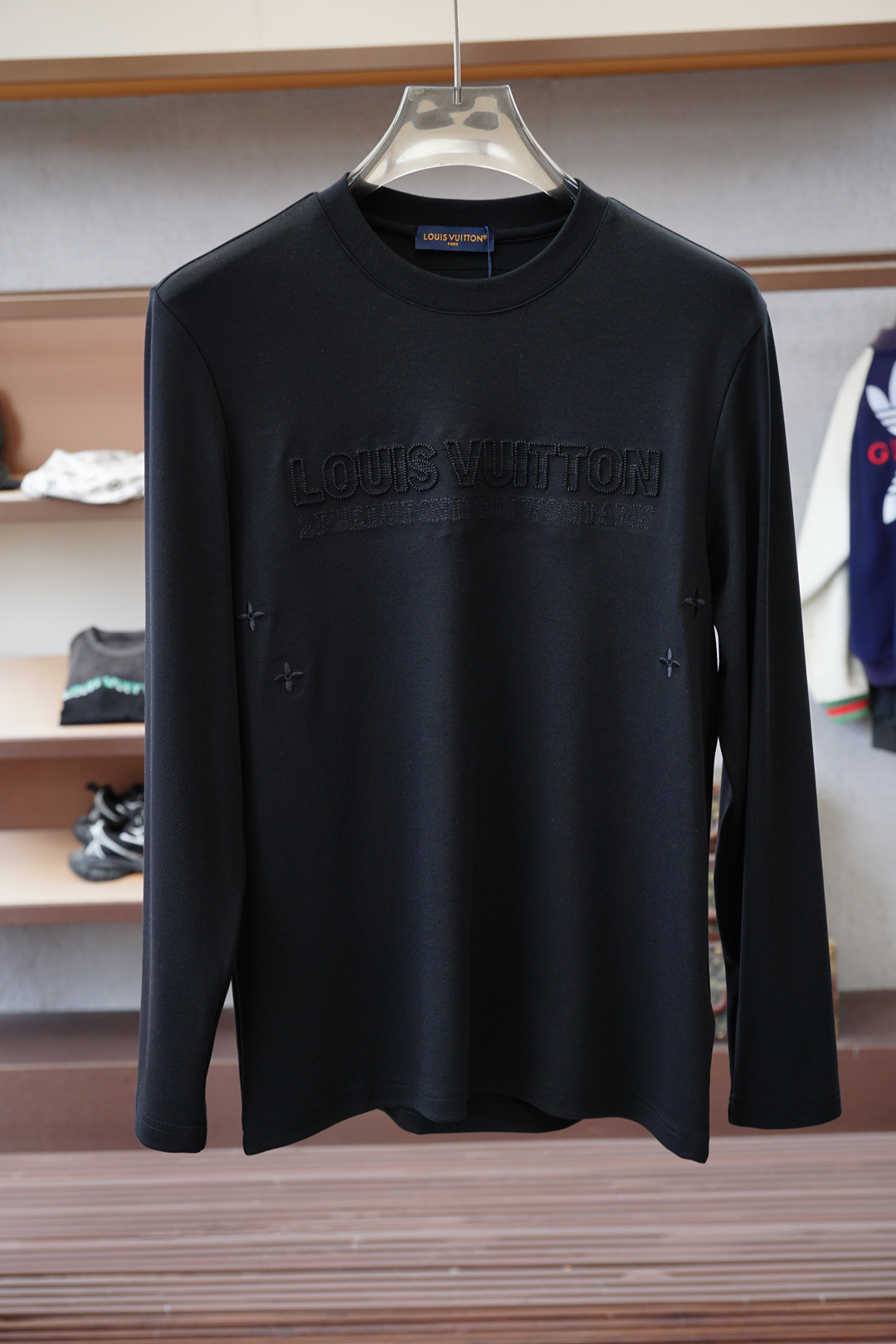 NO:549144,LV Louis Vuitton - 2025 autumn and winter series is new. Men's fashionable and casual base shirt, long-sleeved T-shirt, selected imported double-sided mercerized cotton fabric, exquisite logo on the chest, excellent comfort and breathability, excellent soft, wrinkle-resistant elasticity and drooping. Whether worn alone or in the inner wear, it is very handsome, which conforms to men's practical dressing habits, pursues luxury, noble and elegant style, and creates extraordinary men's taste. The visual effect is very good, the grade is extremely high, simple and fashionable, and a must-have choice for casual business!  Size M-3XL, louis vuitton,louis vuitton,tees,t-shirt,alexander wang19860909LV 路易威登-2025秋冬系列上新 男士时尚休闲打底衫长袖T恤,精选进口双面丝光棉面料,胸前精致logo打造,舒适性与透气性兼优,柔软抗皱弹性和垂性极佳,无论是单穿或是内搭都是帅气十足,吻合了男性实用穿衣习惯,追求奢华高贵优雅风范,打造不凡男士品味,视觉效果非常赞,档次极高,简约时尚,休闲商务必备之选！尺码M-3XL,,louis vuitton,louis vuitton,tees，t-shirt,alexander wang,Men's clothing