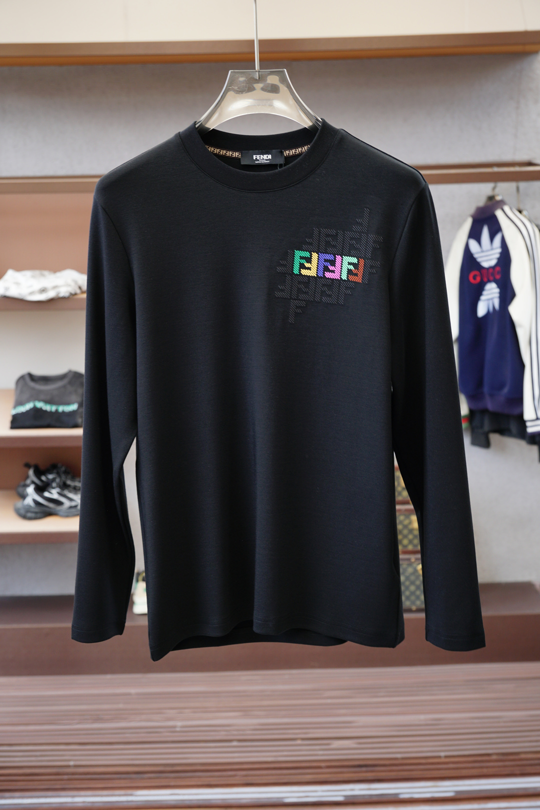 NO:549148,Fendi - 2025 autumn and winter series is new. Men's fashionable and casual base shirt, long-sleeved T-shirt, selected imported double-sided mercerized cotton fabric, exquisite logo on the chest, excellent comfort and breathability, and excellent soft, wrinkle-resistant elasticity and drooping. Whether worn alone or in the inner wear, it is very handsome, which conforms to men's practical dressing habits, pursues luxury, noble and elegant style, and creates extraordinary men's taste. The visual effect is very good, the grade is extremely high, simple and fashionable, and a must-have choice for casual business!  Size M-3XL, fendi, fendi, tees, t-shirt, alexander wang19860909Fendi 芬迪-2025秋冬系列上新 男士时尚休闲打底衫长袖T恤,精选进口双面丝光棉面料,胸前精致logo打造,舒适性与透气性兼优,柔软抗皱弹性和垂性极佳,无论是单穿或是内搭都是帅气十足,吻合了男性实用穿衣习惯,追求奢华高贵优雅风范,打造不凡男士品味,视觉效果非常赞,档次极高,简约时尚,休闲商务必备之选！尺码M-3XL,,fendi,fendi,tees，t-shirt,alexander wang,Men's clothing